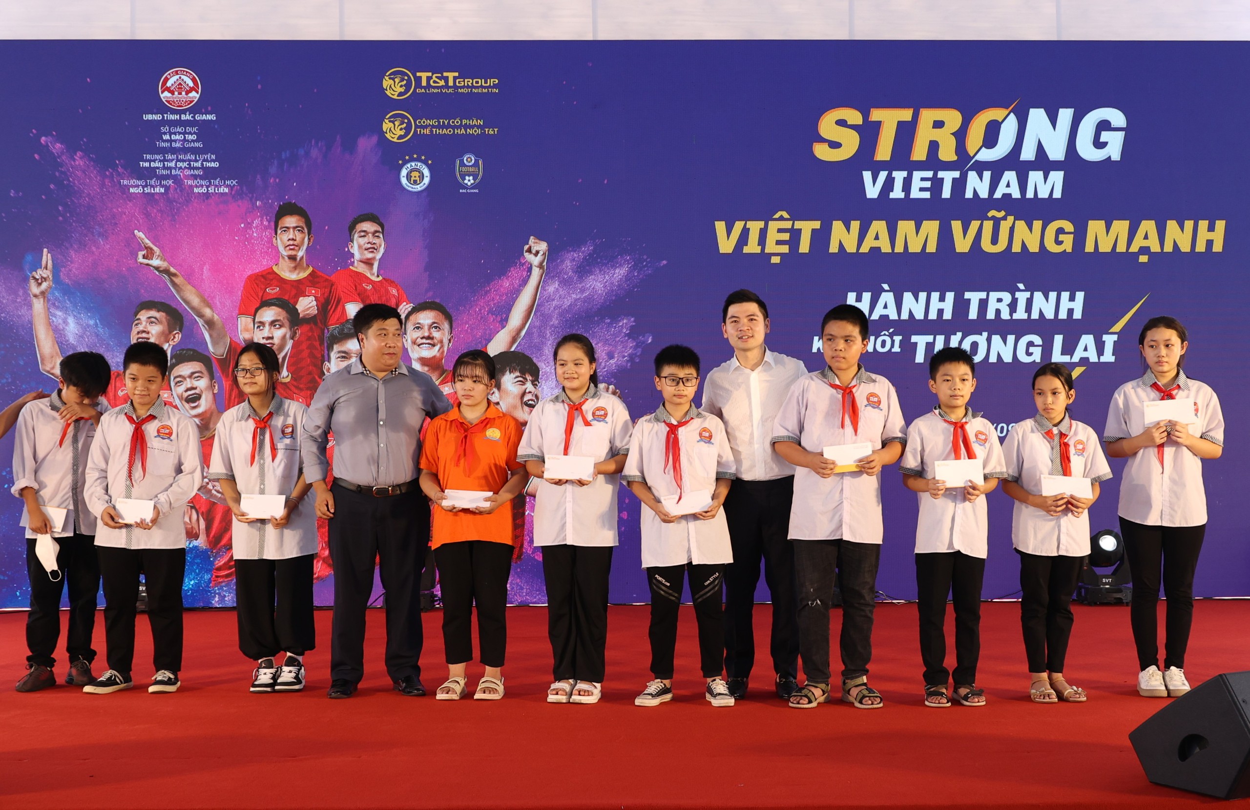 Trung t&acirc;m B&oacute;ng đ&aacute; Cộng đồng H&agrave; Nội FC: Bước khởi đầu từ một cam kết với cử tri - Ảnh 3.
