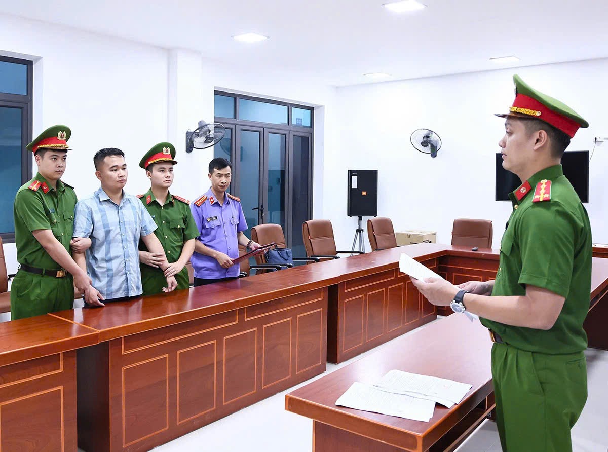 Khởi tố hiệu trưởng trường THPT Chuyên Tuyên Quang cùng 6 người liên quan điểm thi THPT - Ảnh 1.