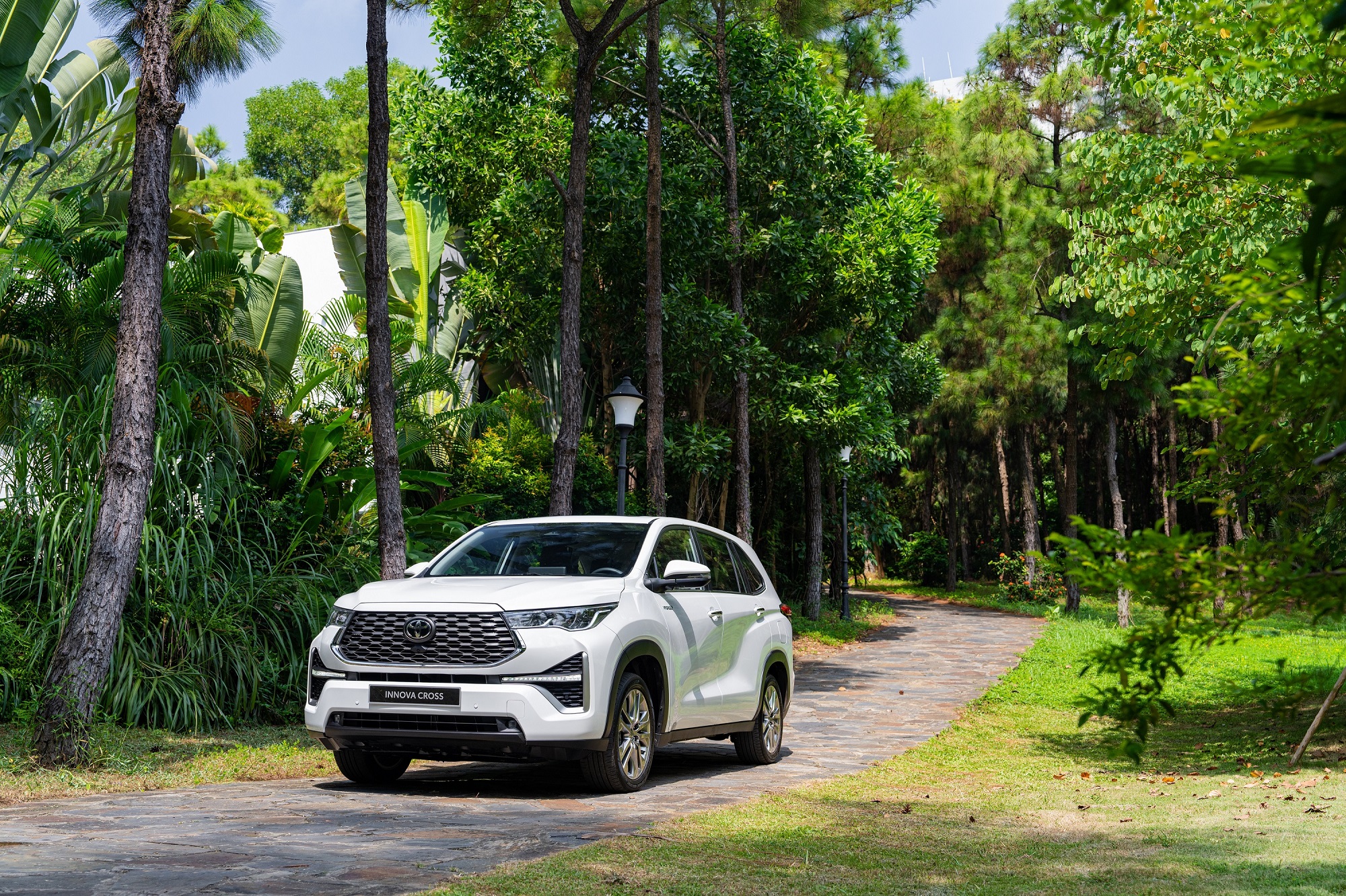Toyota bán hơn 36.600 xe trong 6 tháng, doanh số hybrid tăng gấp đôi - Ảnh 1.