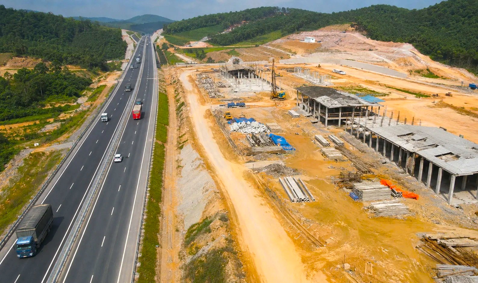 Bộ Xây dựng đôn đốc đẩy nhanh tiến độ các trạm dừng nghỉ trên cao tốc Bắc - Nam - Ảnh 1.