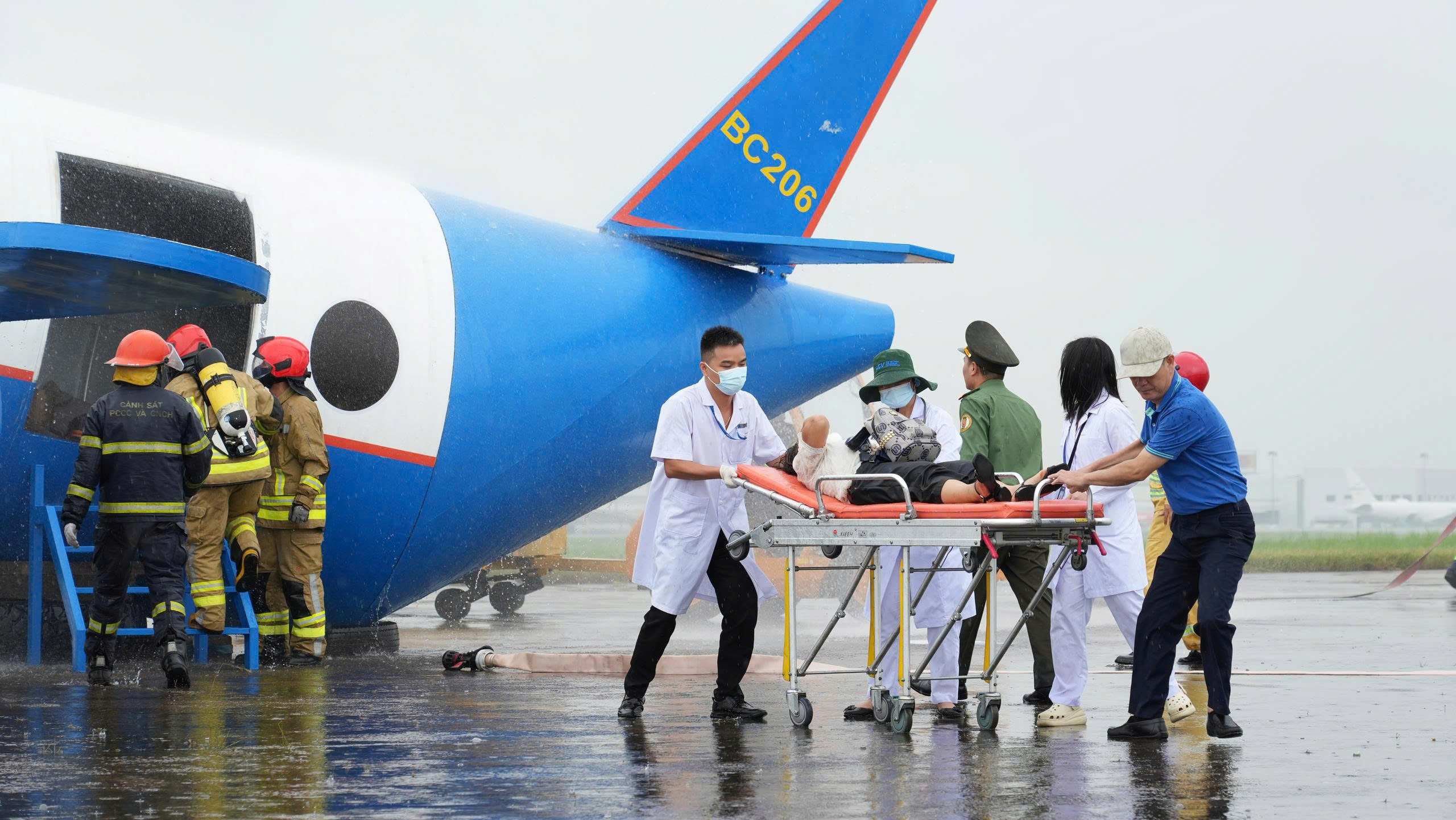 Diễn tập cứu nạn cứu hộ quy m&ocirc; lớn tại cảng h&agrave;ng kh&ocirc;ng lớn nhất khu vực ph&iacute;a Bắc - Ảnh 22.