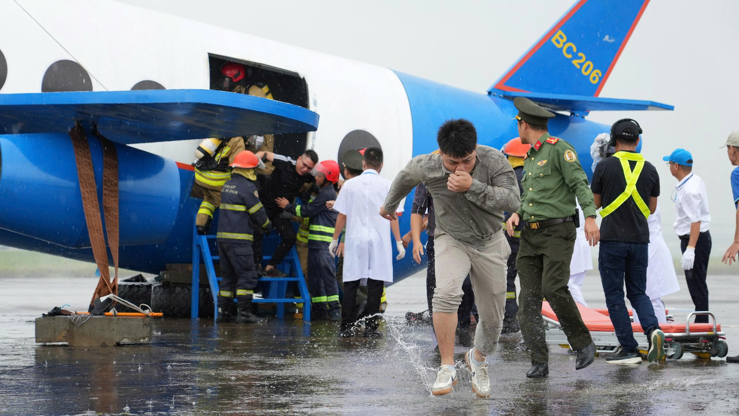 Diễn tập cứu nạn cứu hộ quy m&ocirc; lớn tại cảng h&agrave;ng kh&ocirc;ng lớn nhất khu vực ph&iacute;a Bắc - Ảnh 28.