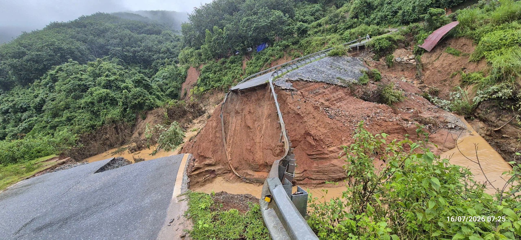 Lai Ch&acirc;u: Mưa lớn g&acirc;y đứt đường tr&ecirc;n Quốc lộ 12, giao th&ocirc;ng tạm thời gi&aacute;n đoạn - Ảnh 1.