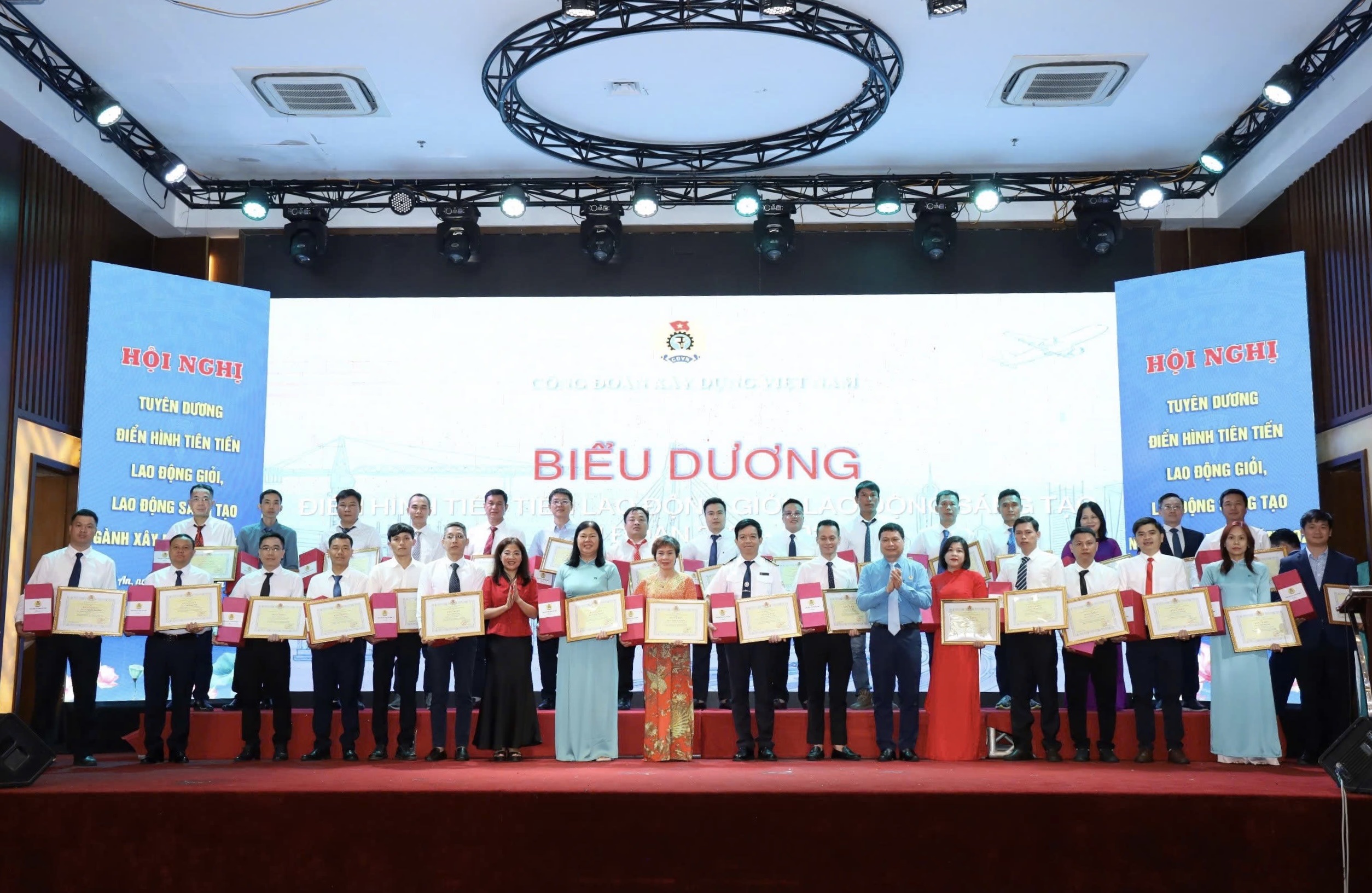 Biểu dương điển hình tiến tiến, lao động giỏi ngành xây dựng - Ảnh 3.