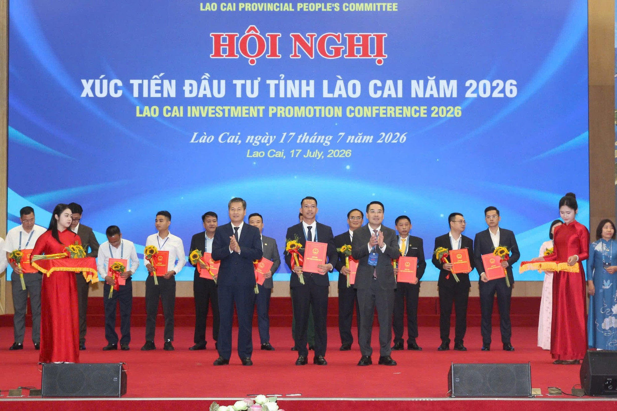 L&agrave;o Cai trao quyết định chủ trương đầu tư cho 24 dự &aacute;n - Ảnh 2.