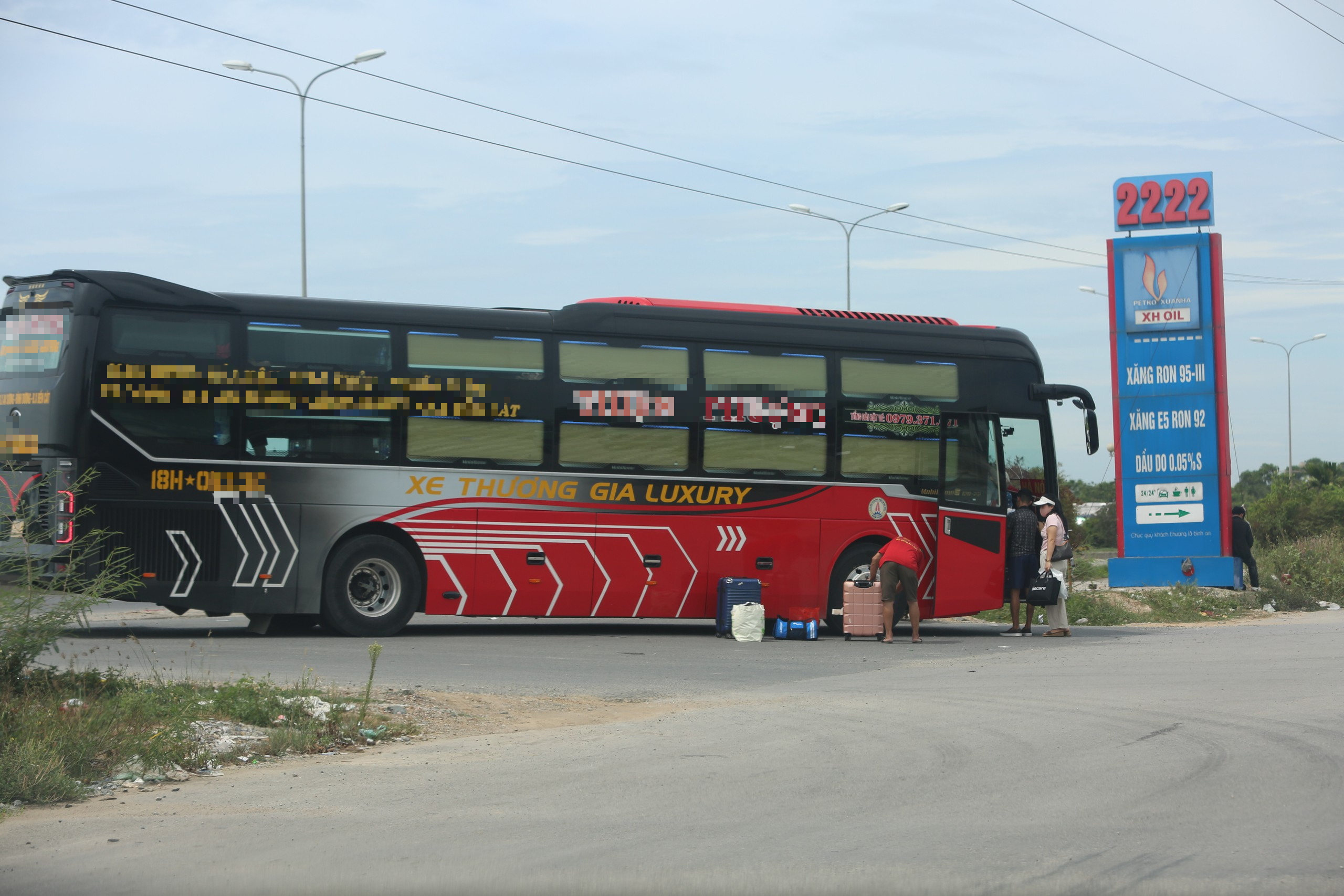 Thanh h&oacute;a xử l&yacute; nhiều xe kh&aacute;ch dừng đ&oacute;n trả kh&aacute;ch sai quy định tr&ecirc;n quốc lộ 1 - Ảnh 1.