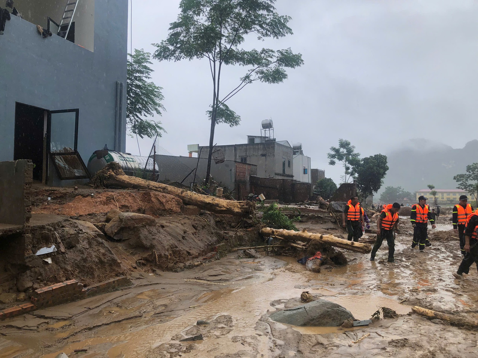 Mưa lũ ở Lai Châu làm 4 người chết, 4 người mất tích, thiệt hại hơn 120 tỷ đồng - Ảnh 6.