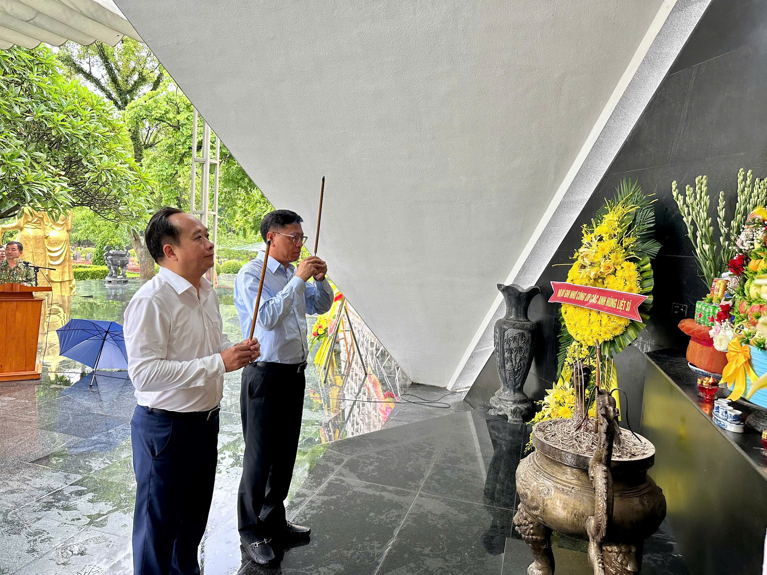 Đoàn công tác Bộ Xây dựng tri ân, tưởng niệm các anh hùng liệt sĩ ở Điện Biên - Ảnh 2.