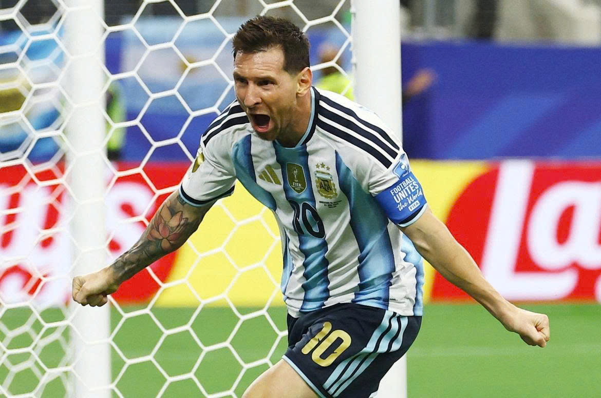 HLV tuyển T&acirc;y Ban Nha tiết lộ c&aacute;ch độc nhất v&ocirc; nhị để &ldquo;kh&oacute;a chặt&rdquo; Messi - Ảnh 2.
