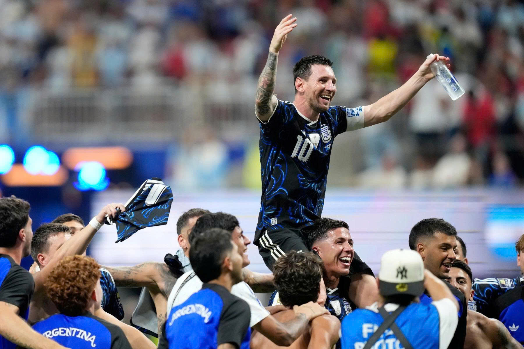 Chung kết World Cup 2026: Messi bất ngờ nhắc tới tấm h&igrave;nh từng bế Yamal khi c&ograve;n nhỏ - Ảnh 2.