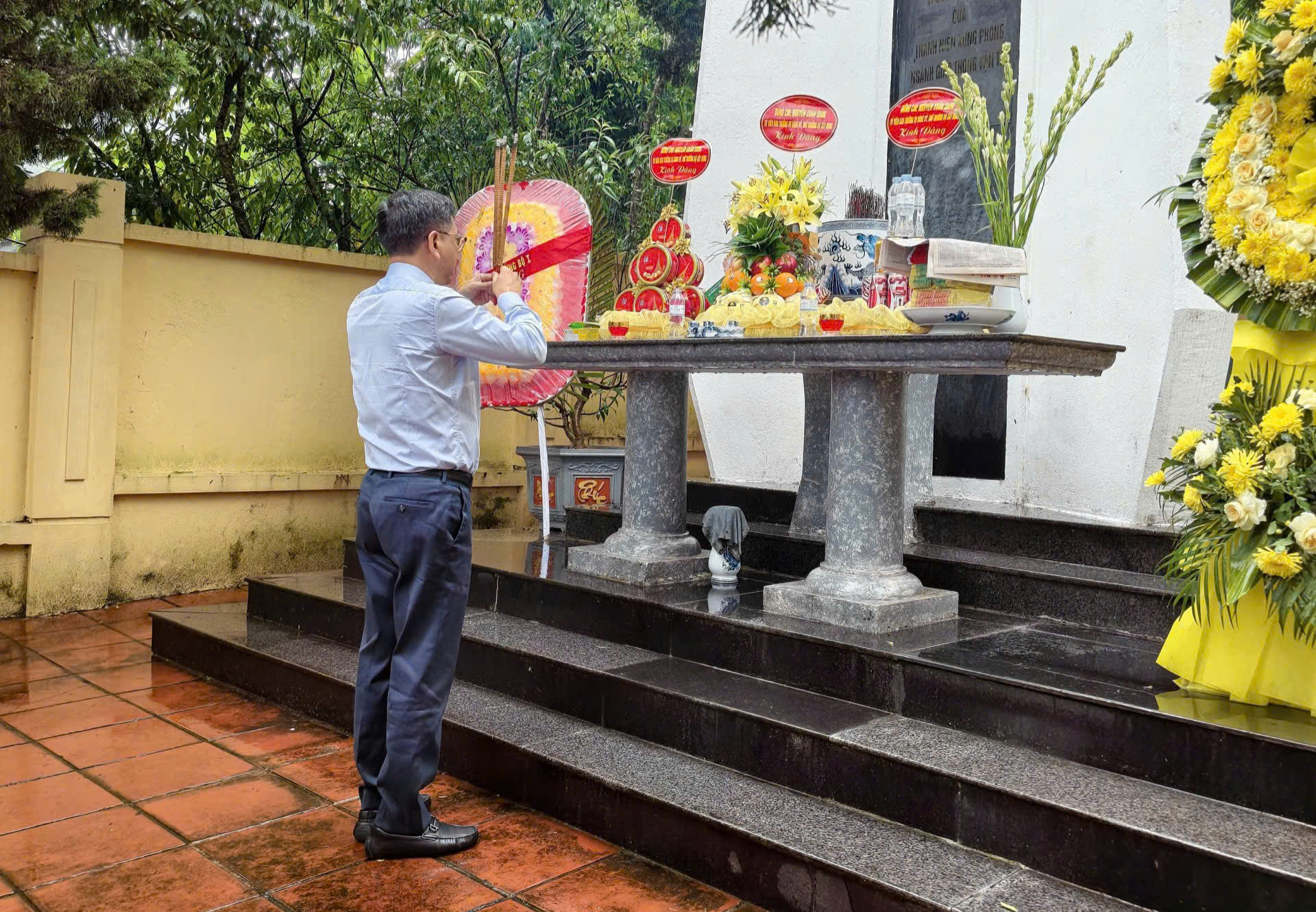 Đoàn công tác Bộ Xây dựng tri ân, tưởng niệm các anh hùng liệt sĩ ở Điện Biên - Ảnh 6.