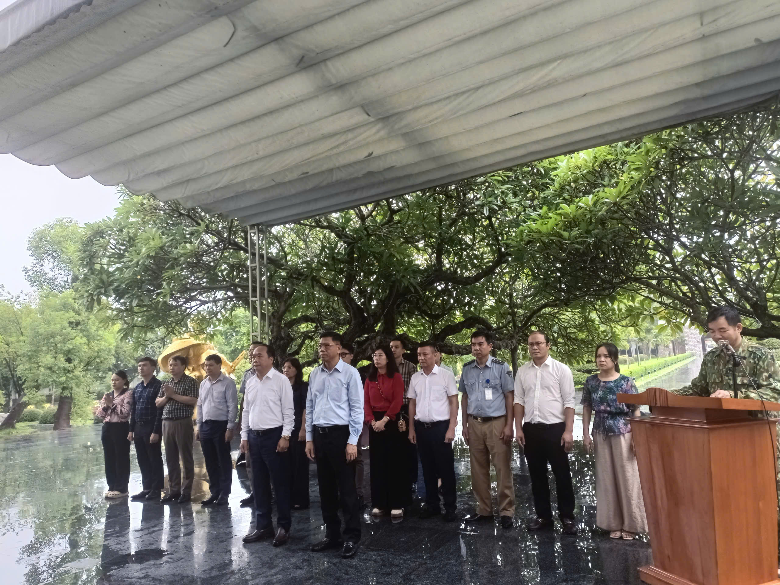 Đoàn công tác Bộ Xây dựng tri ân, tưởng niệm các anh hùng liệt sĩ ở Điện Biên - Ảnh 1.