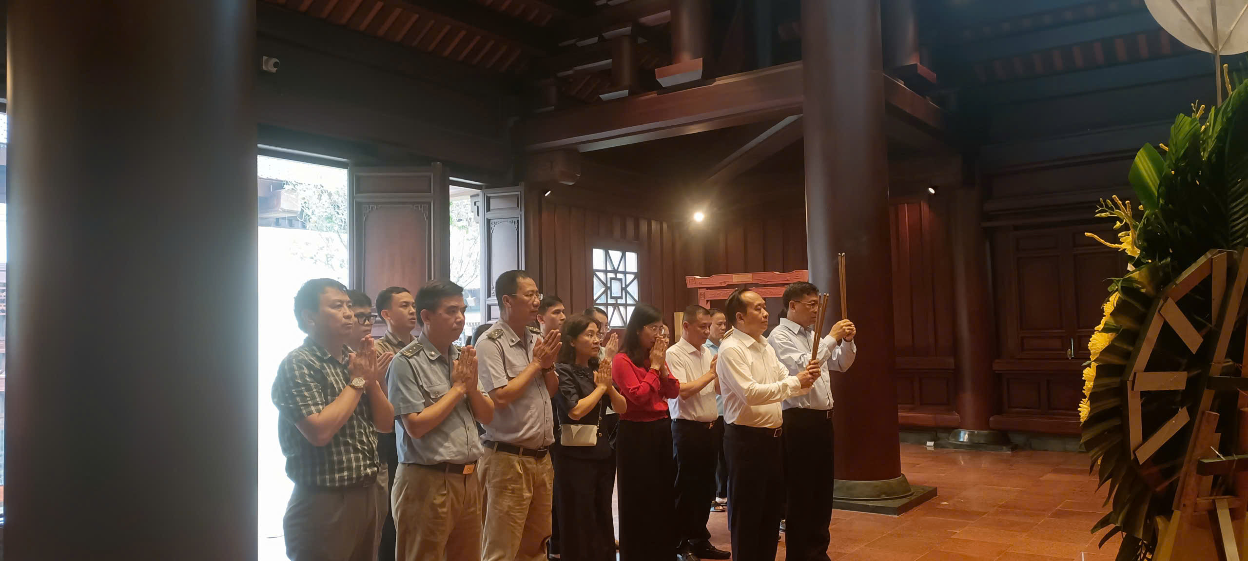 Đoàn công tác Bộ Xây dựng tri ân, tưởng niệm các anh hùng liệt sĩ ở Điện Biên - Ảnh 3.