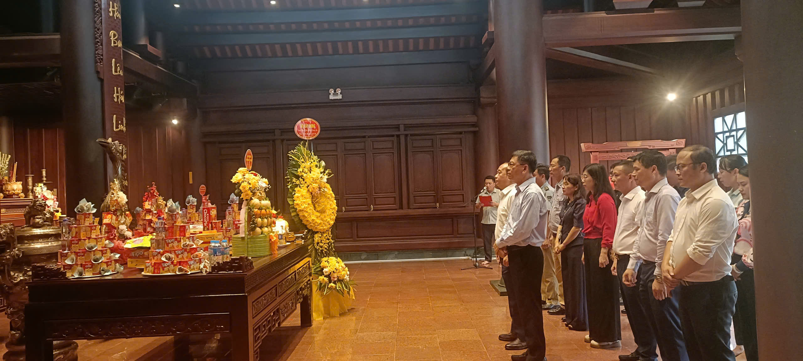 Đoàn công tác Bộ Xây dựng tri ân, tưởng niệm các anh hùng liệt sĩ ở Điện Biên - Ảnh 4.