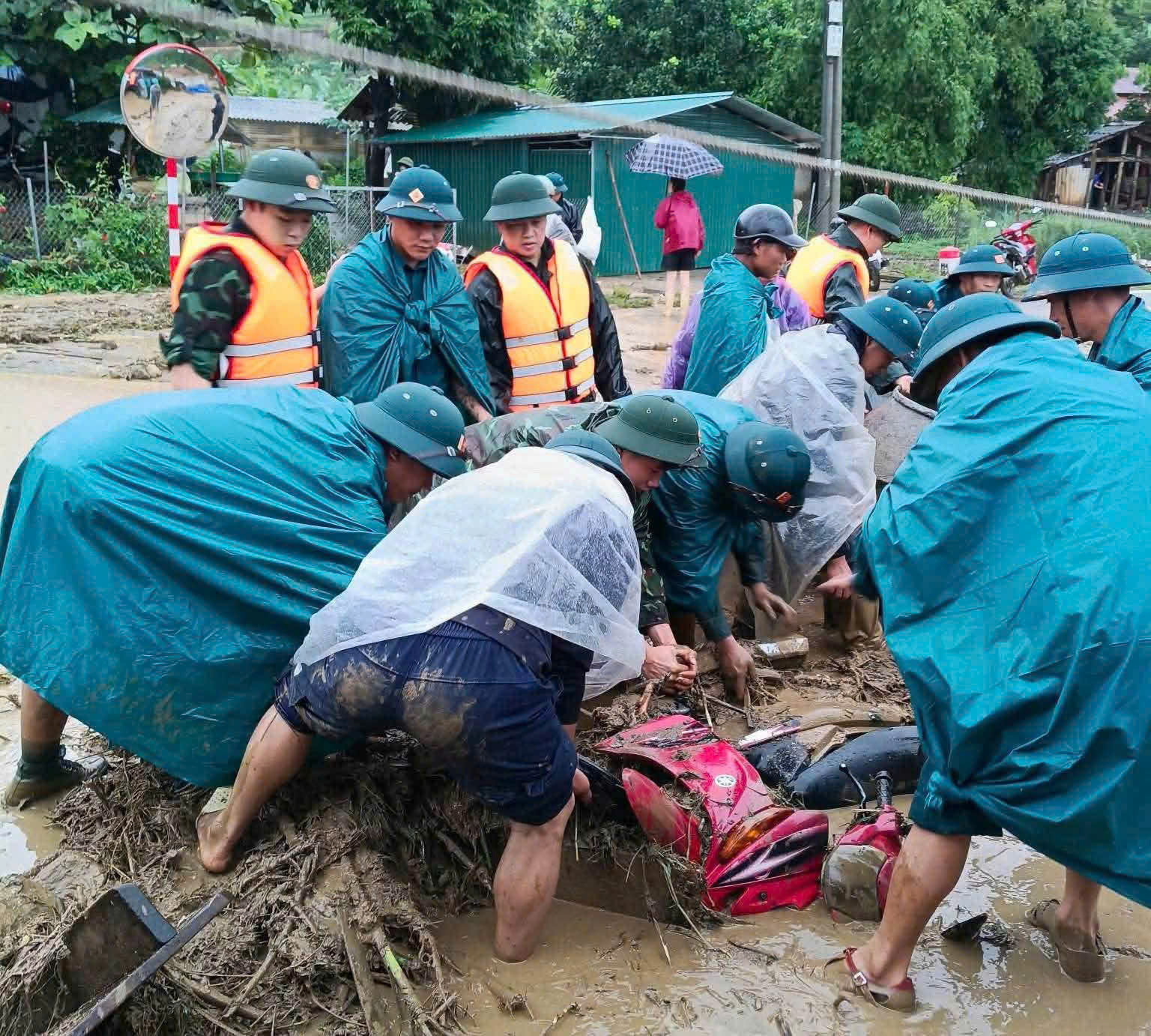 Nhiều ô tô bị cuốn trôi sau trận lũ quét tại Lai Châu ngày 17 / 7 - Ảnh 7.