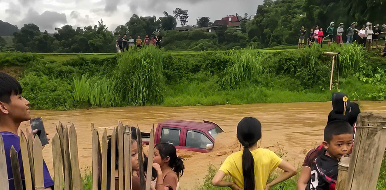 Nhiều ô tô bị cuốn trôi sau trận lũ quét tại Lai Châu ngày 17 / 7 - Ảnh 5.