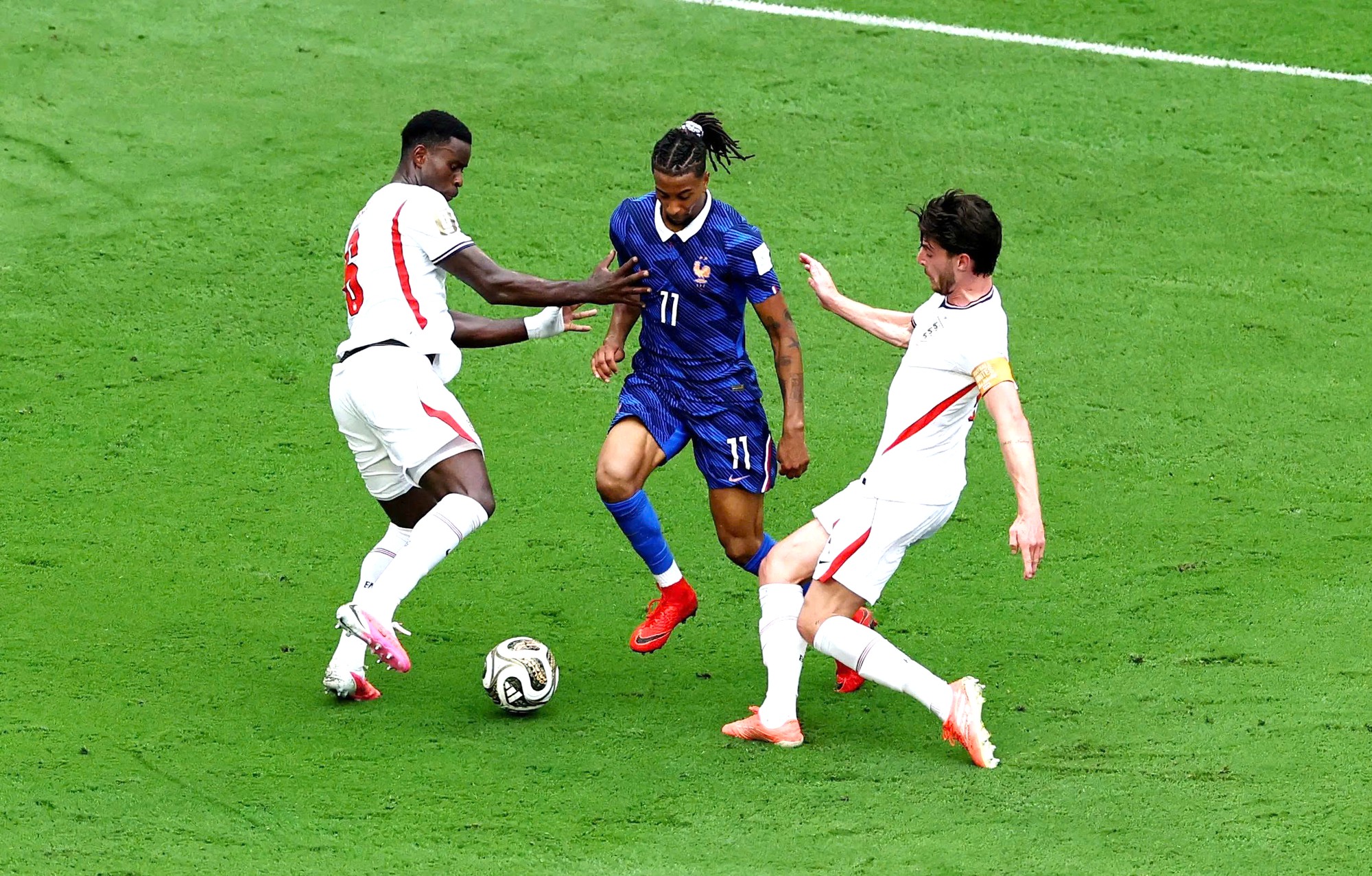 Michael Olise ph&aacute; kỷ lục tồn tại 56 năm của Vua b&oacute;ng đ&aacute; Pele - Ảnh 2.