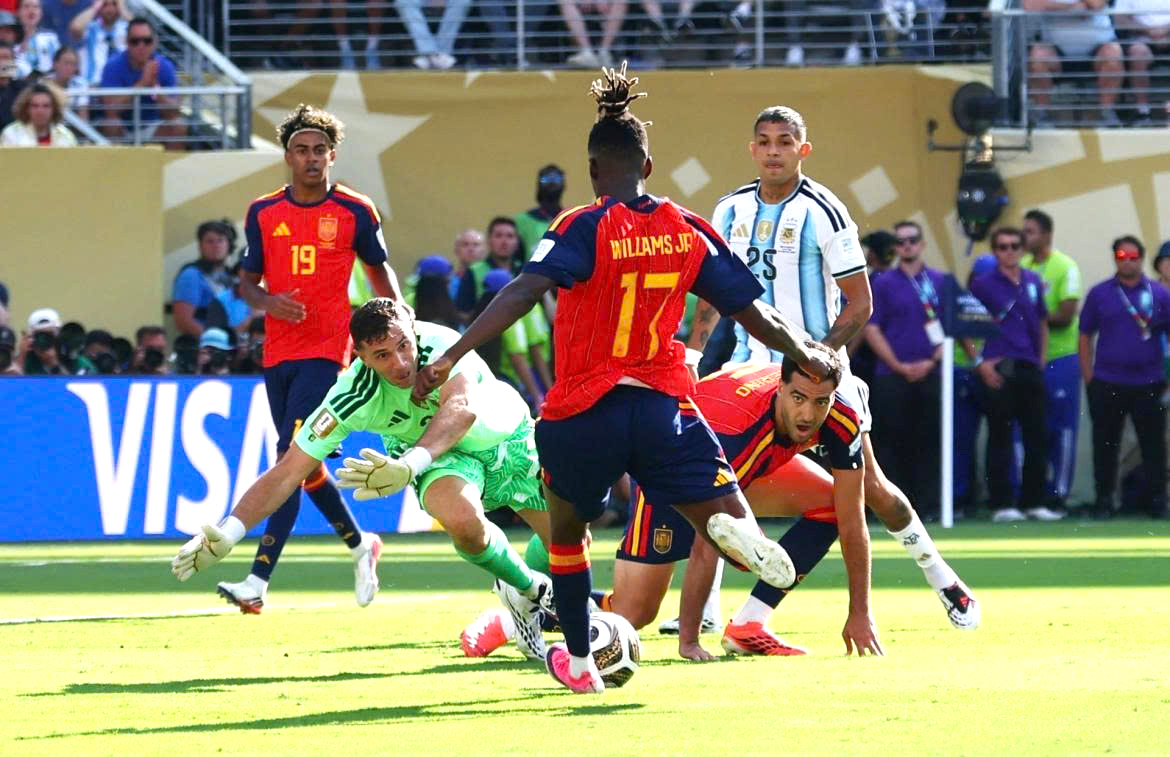 Vì sao trọng tài từ chối bàn thắng của Tây Ban Nha vào lưới Argentina? - Ảnh 2.