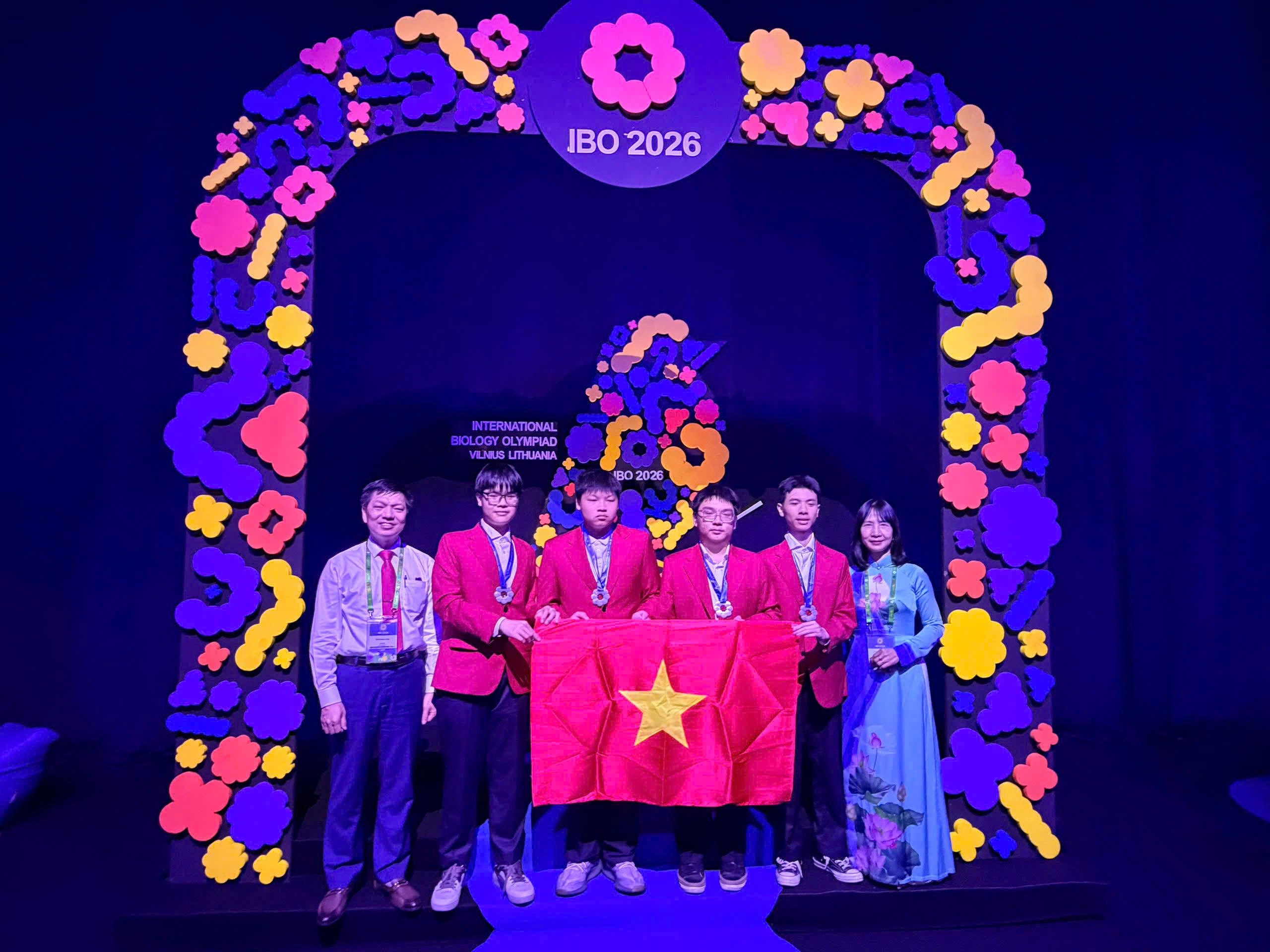 Đội tuyển Việt Nam giành trọn 4 huy chương vàng Olympic Hóa học quốc tế - Ảnh 1.