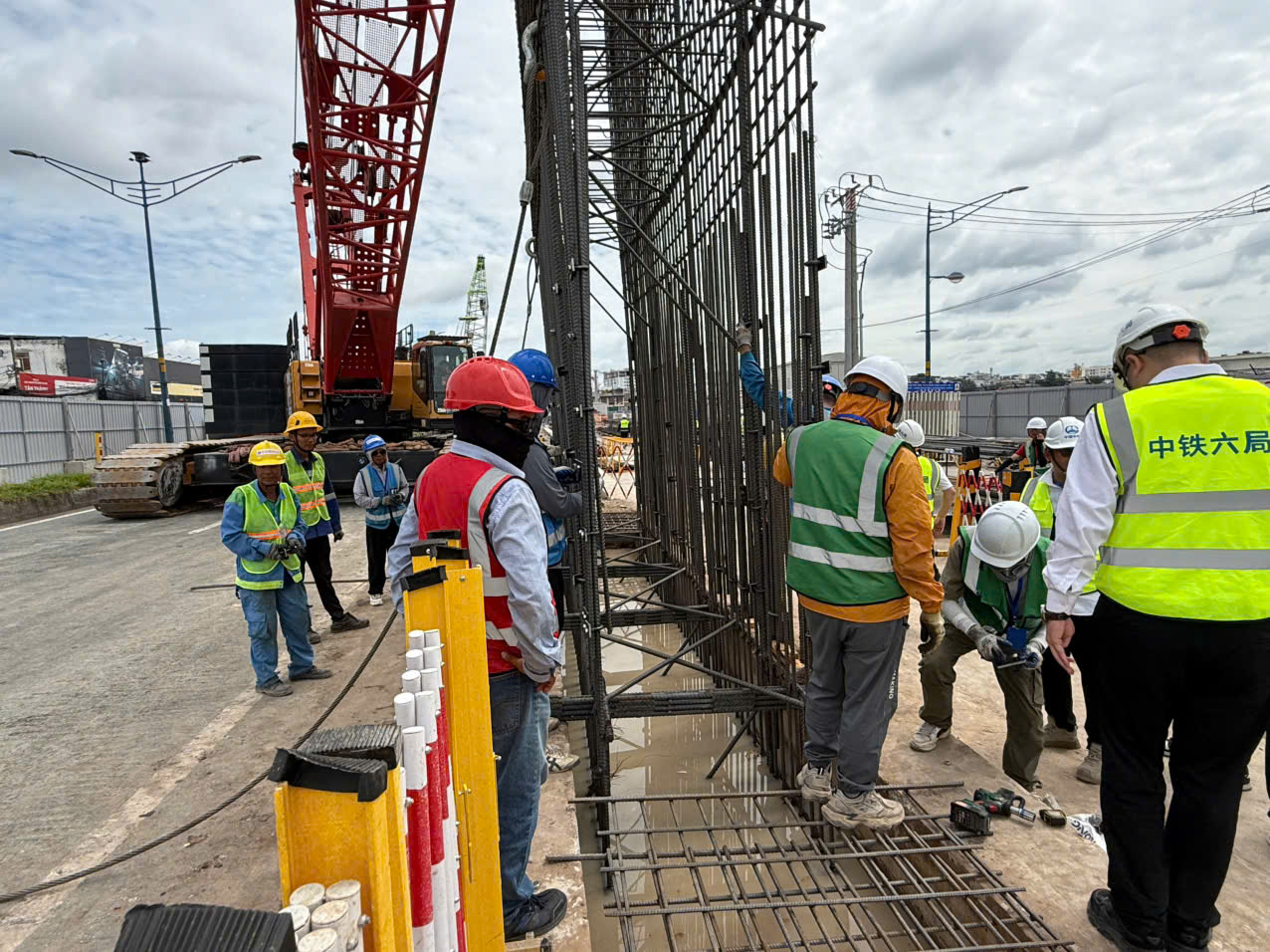Metro số 2 bắt đầu hạ lồng thép thi công ga ngầm Phạm Văn Bạch - Ảnh 2.