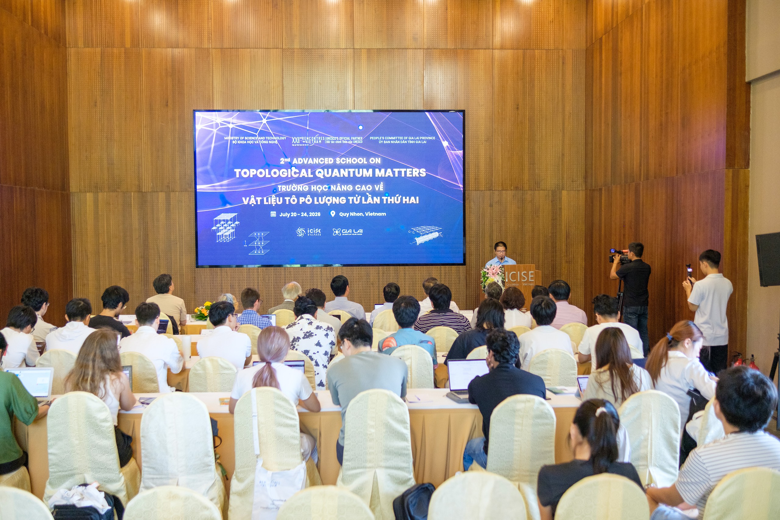 Gia Lai đón hơn 30 nhà khoa học quốc tế tham dự Trường học vật liệu tô pô lượng tử - Ảnh 2.