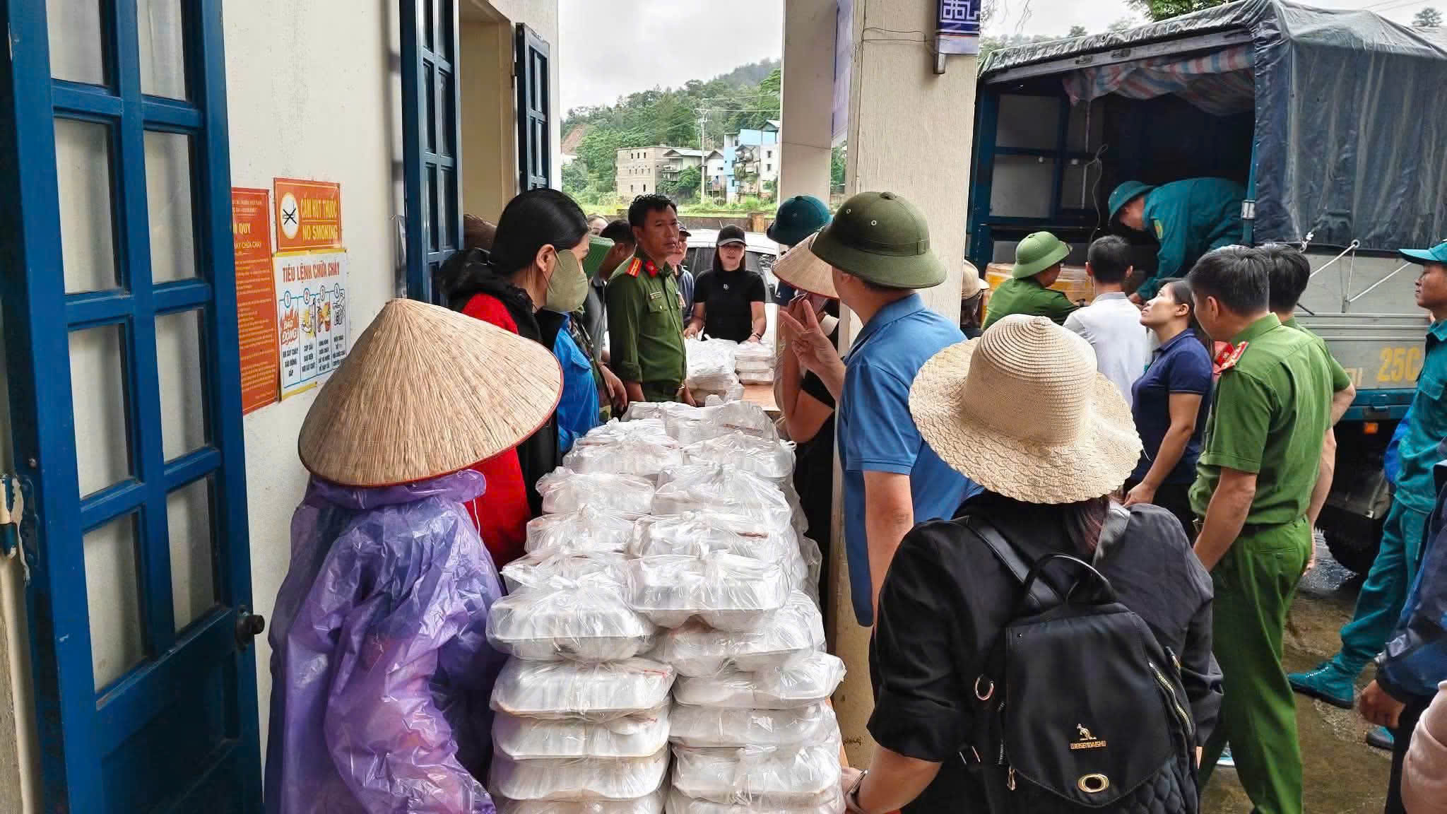 Tình người nơi rốn lũ Mường Than - Ảnh 13.