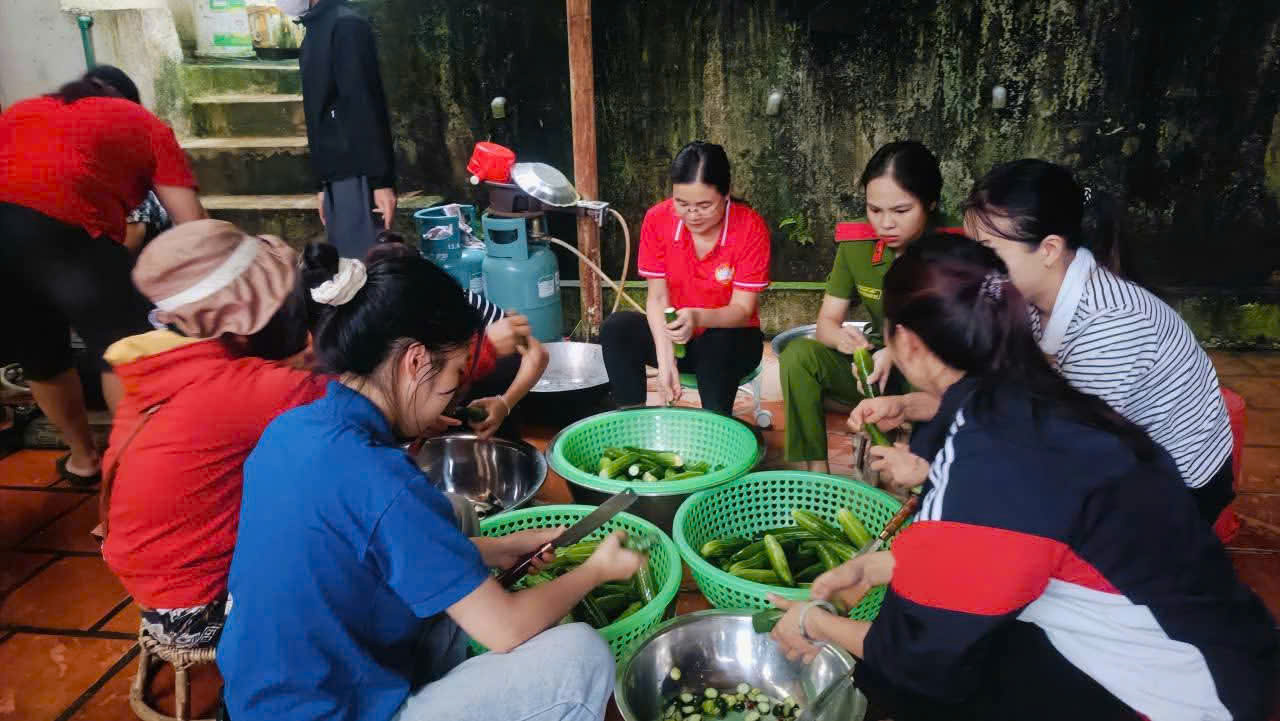 Tình người nơi rốn lũ Mường Than - Ảnh 11.