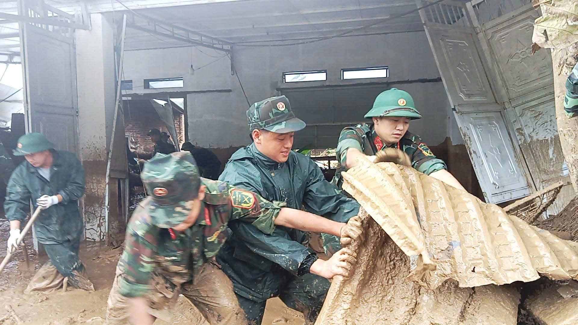 Tình người nơi rốn lũ Mường Than - Ảnh 1.