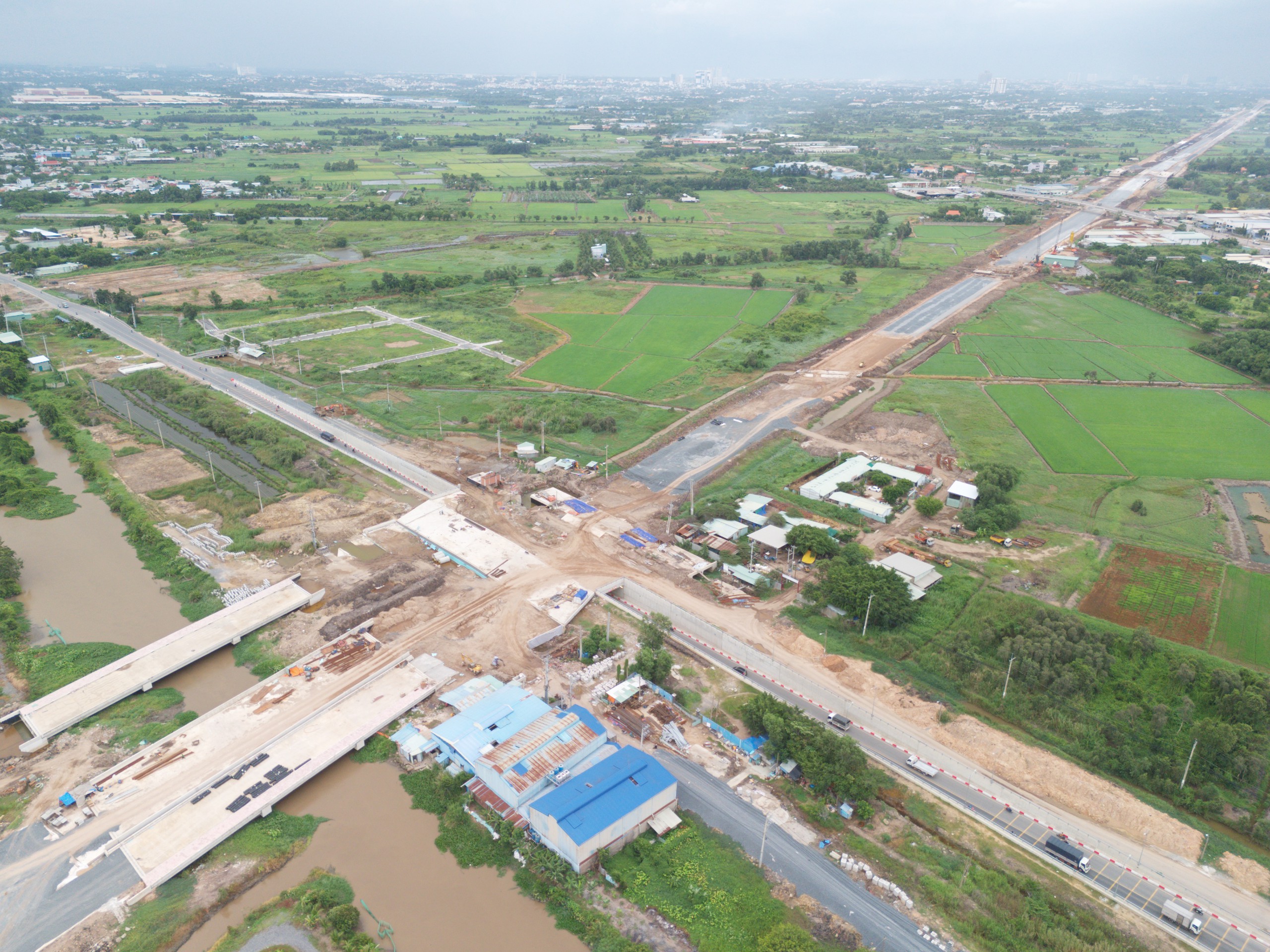 Toàn cảnh Vành đai 3 TP.HCM qua Củ Chi sau hơn 3 năm thi công - Ảnh 1.