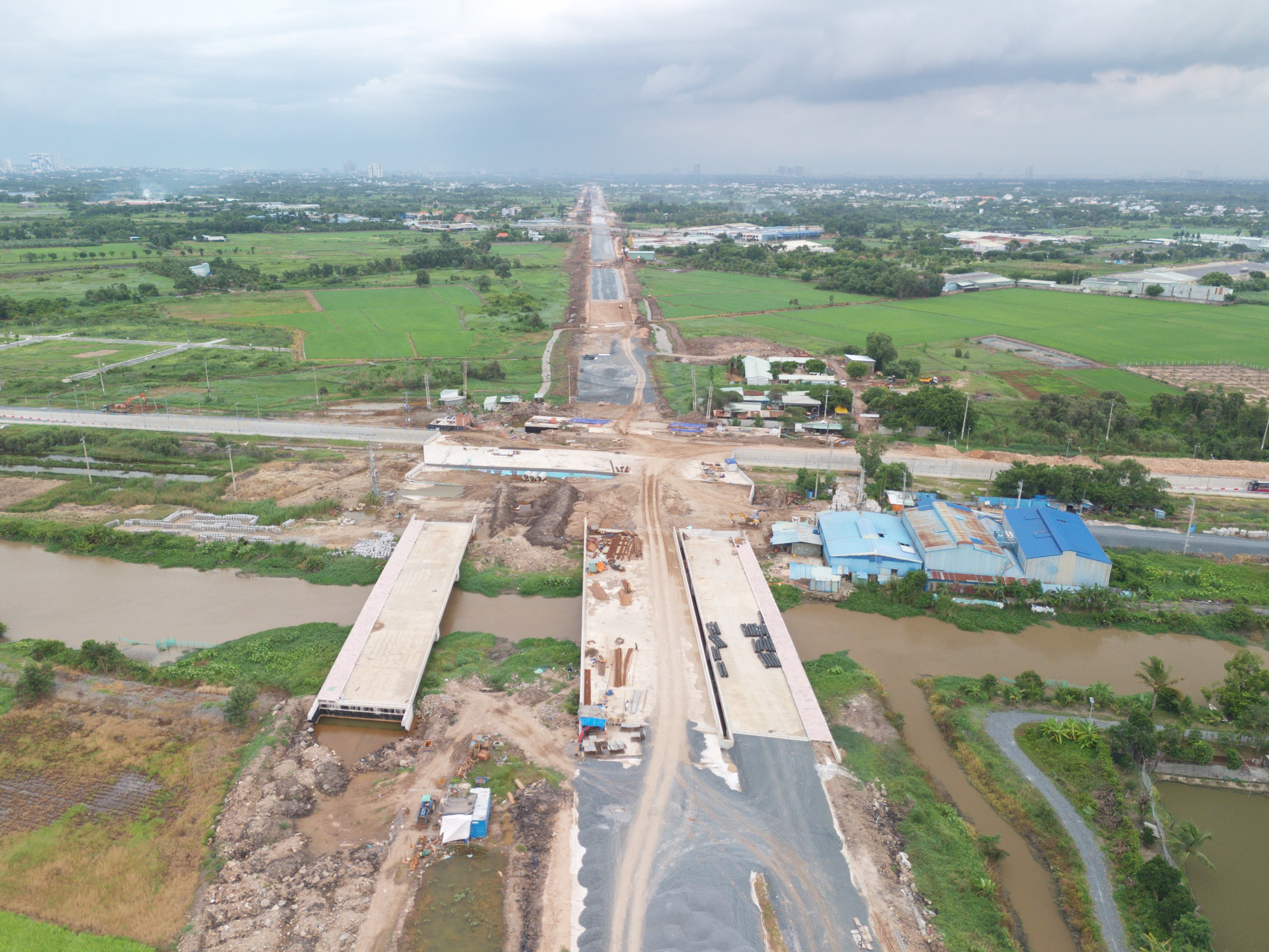 Toàn cảnh Vành đai 3 TP.HCM qua Củ Chi sau hơn 3 năm thi công - Ảnh 2.