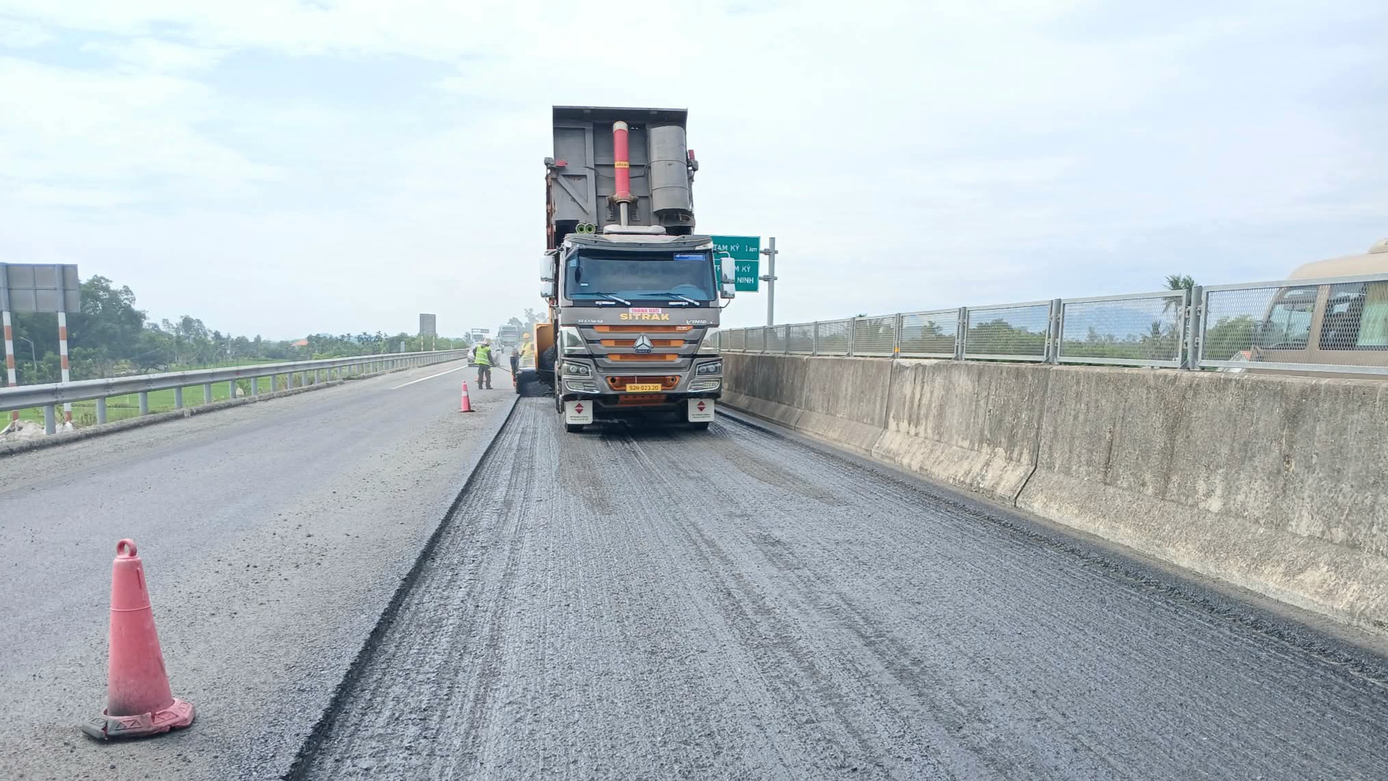 Cận cảnh sửa chữa cao tốc 34.000 tỷ qua miền Trung để phương tiện đi lại êm thuận - Ảnh 12.