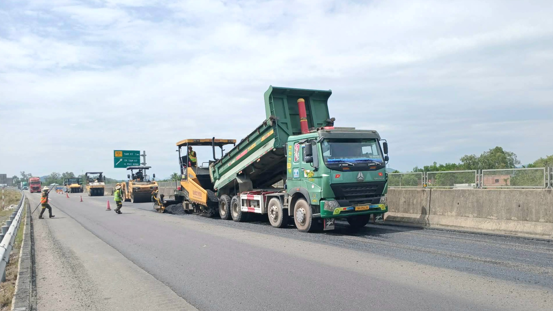 Cận cảnh sửa chữa cao tốc 34.000 tỷ qua miền Trung để phương tiện đi lại êm thuận - Ảnh 8.