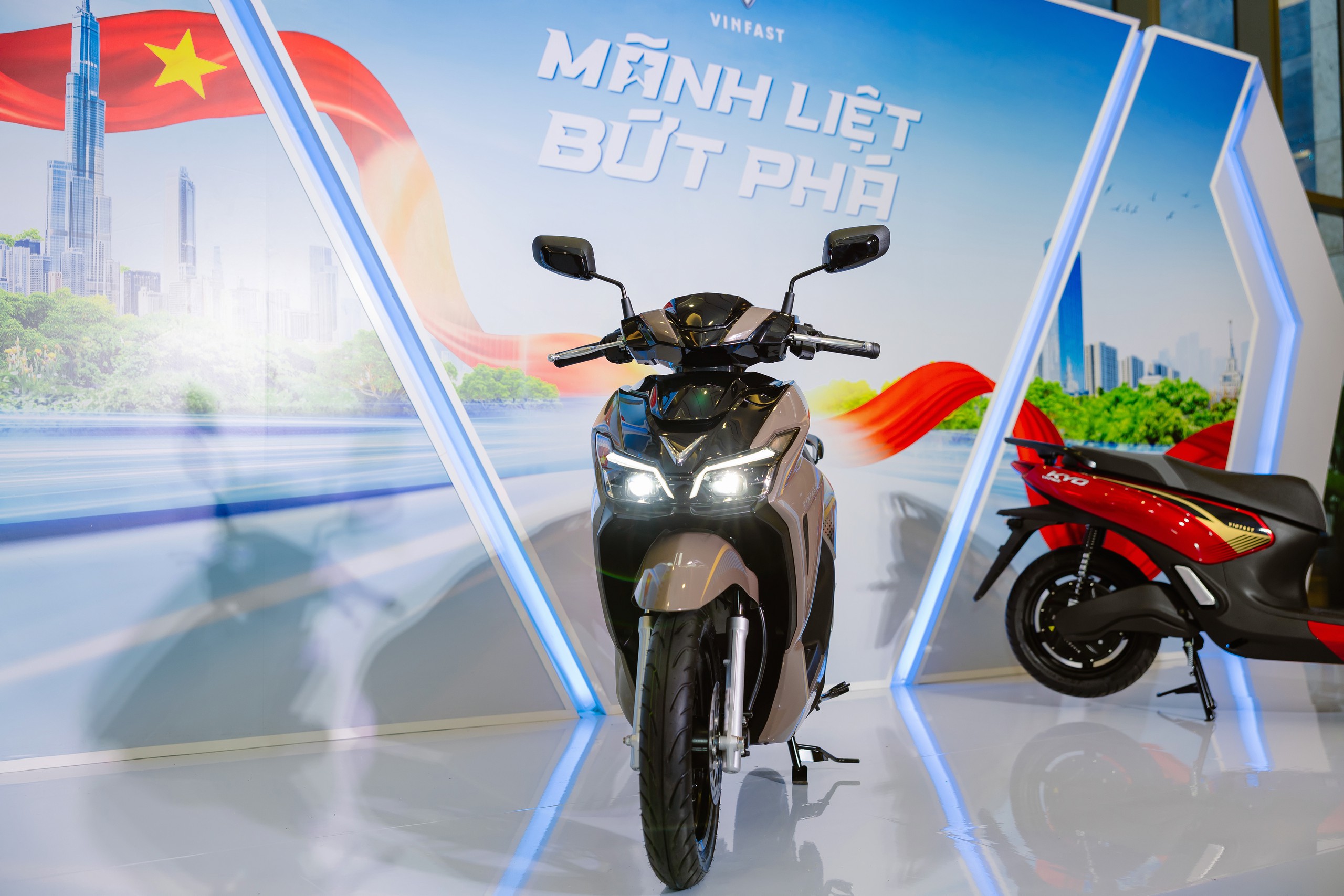 Xe máy điện VinFast Kinet và Kyo ra mắt tại Việt Nam - Ảnh 2.