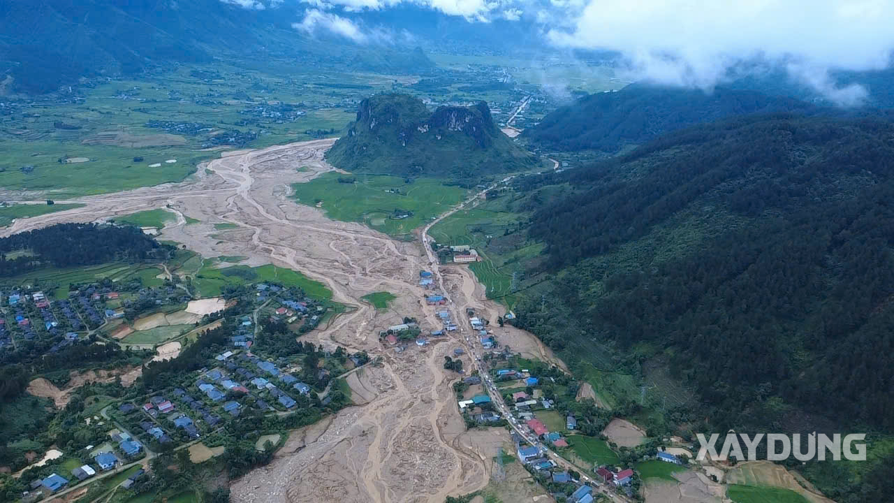Những ngôi nhà kiên cố trơ khung thép ở Mường Than sau lũ lịch sử 2026 - Ảnh 1.