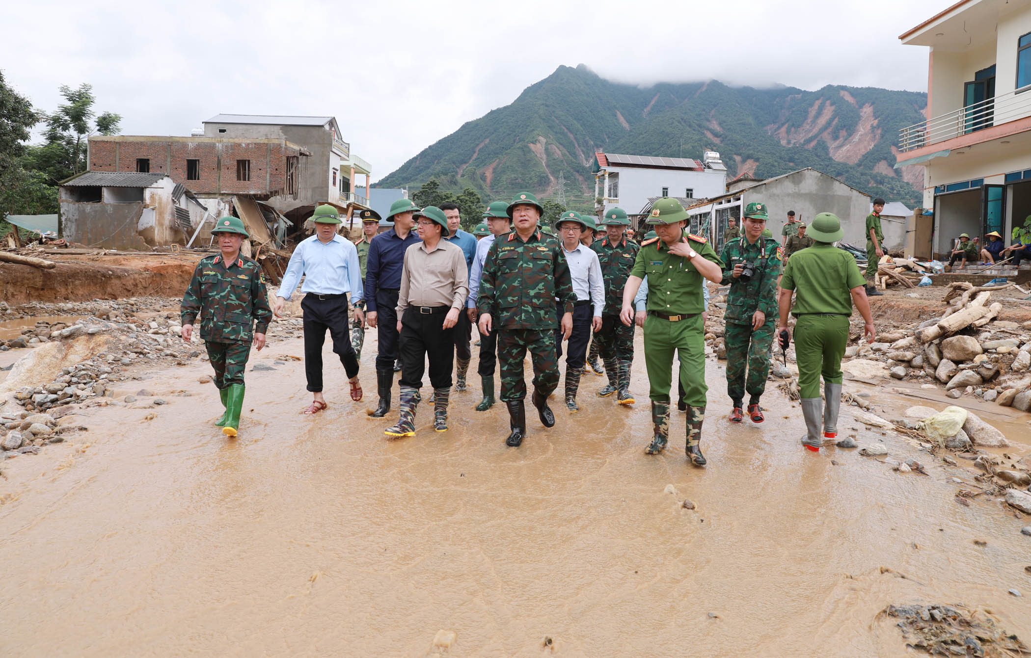 Phó Thủ tướng Chính phủ Hồ Quốc Dũng kiểm tra, chỉ đạo khắc phục hậu quả mưa lũ tại Lai Châu - Ảnh 1.