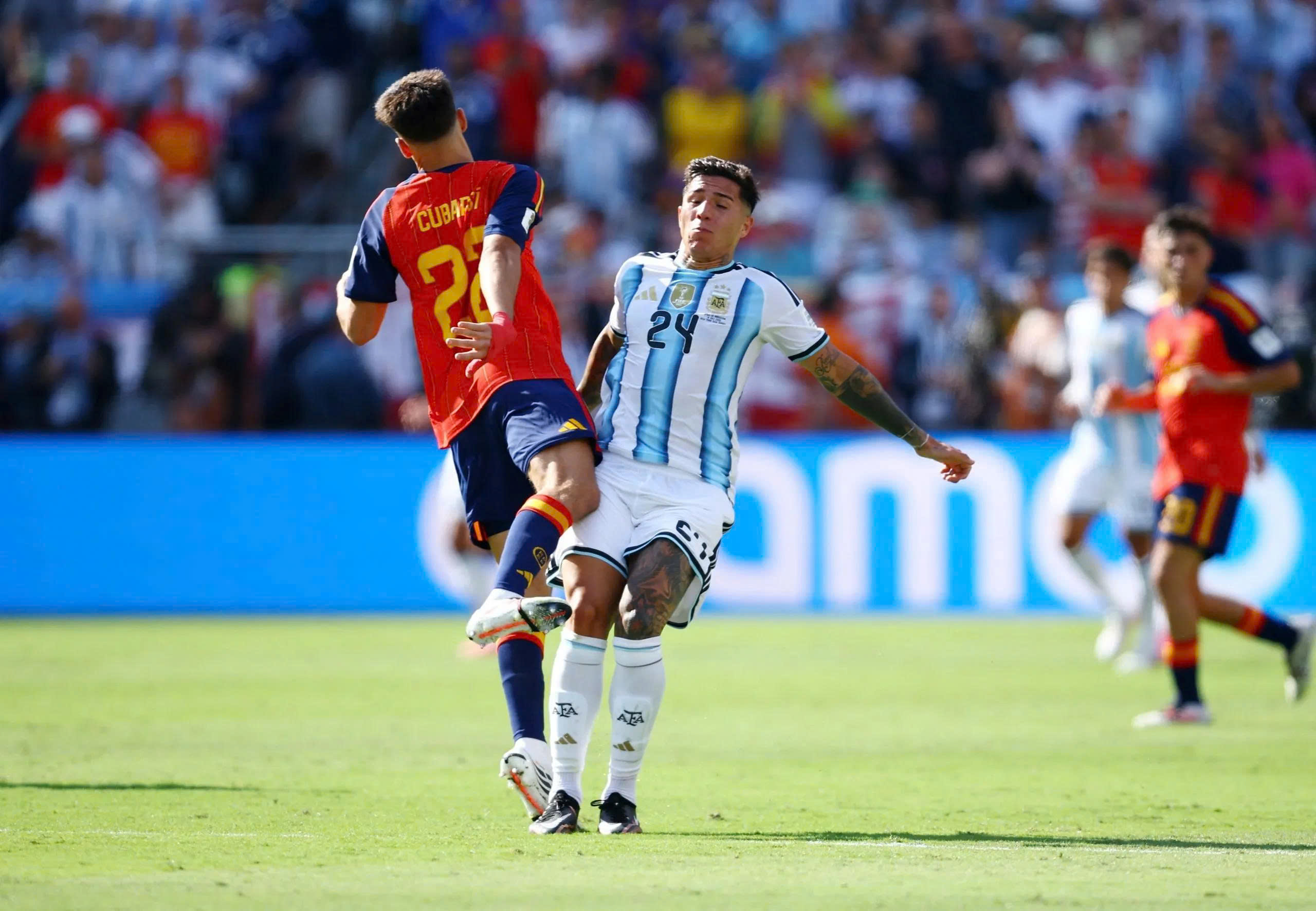 Enzo Fernandez lần đầu l&ecirc;n tiếng sau tấm thẻ đỏ ở chung kết World Cup 2026 - Ảnh 1.