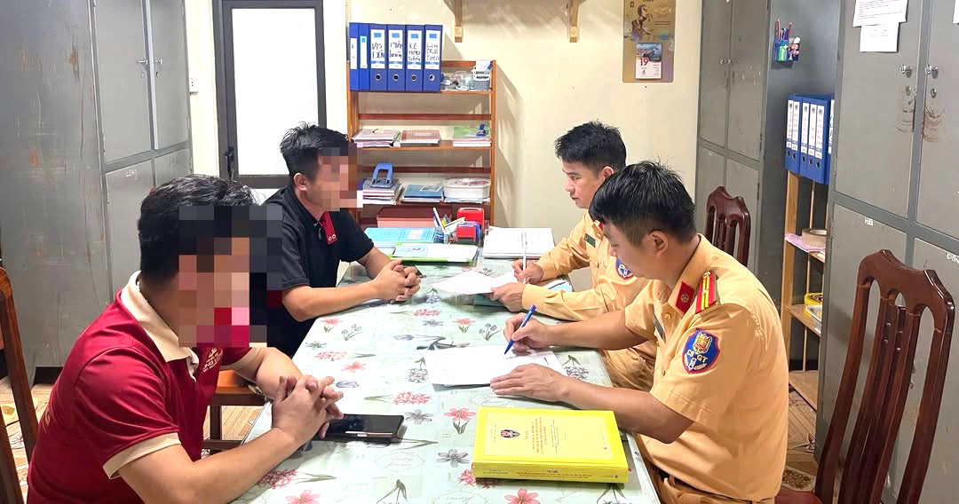 Tuy&ecirc;n Quang xử phạt t&agrave;i xế xe kh&aacute;ch tranh gi&agrave;nh h&agrave;nh kh&aacute;ch g&acirc;y bức x&uacute;c - Ảnh 1.
