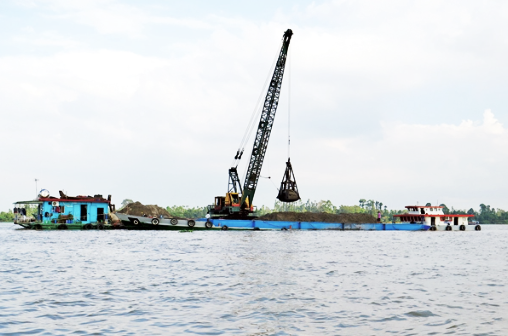 Dừng nạo vét, thanh thải vật chướng ngại trên một số luồng đường thuỷ nội địa - Ảnh 1.