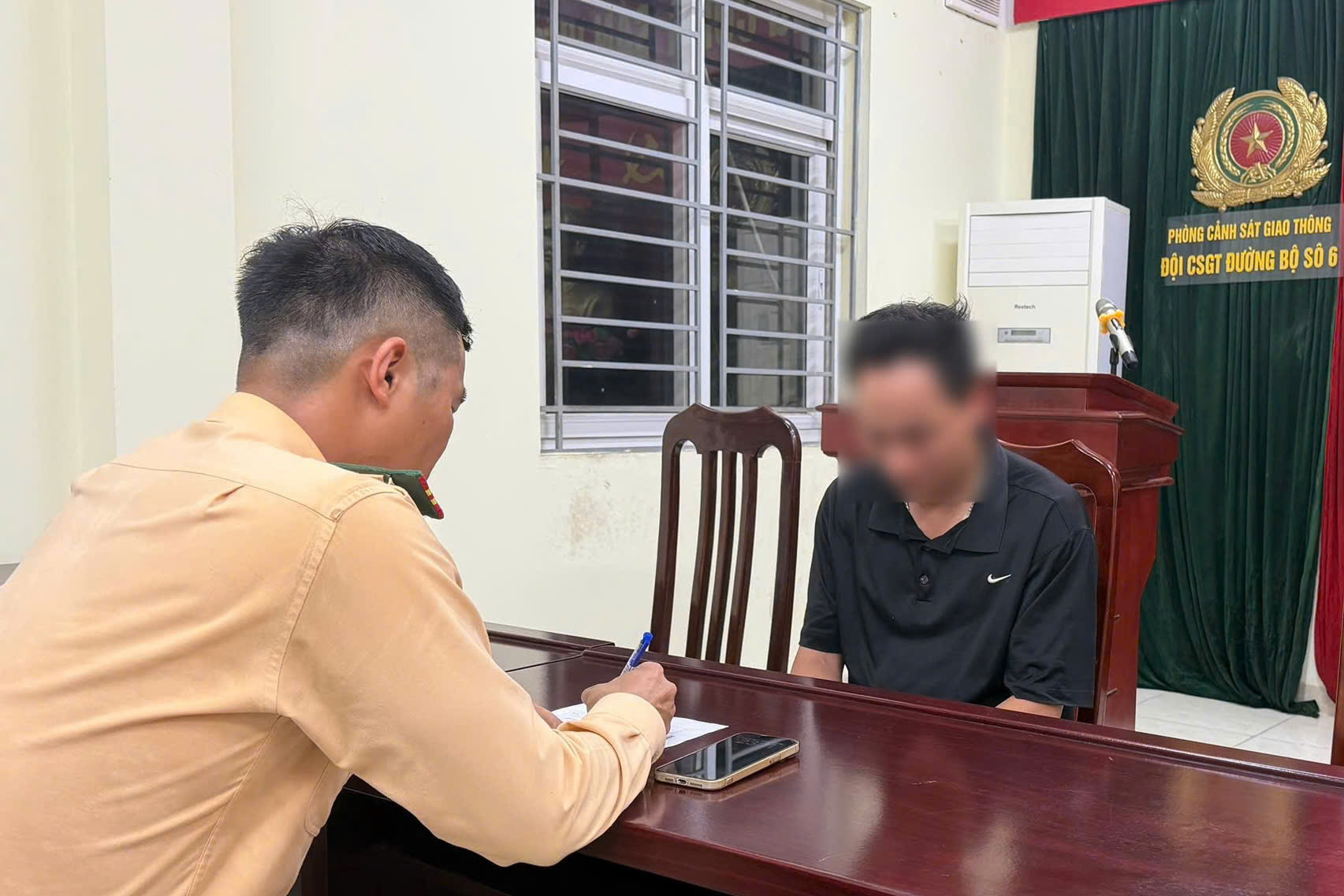 Hà Nội: Danh tính tài xế ô tô vi phạm giao thông, ủn CSGT đi lùi trên đường - Ảnh 2.