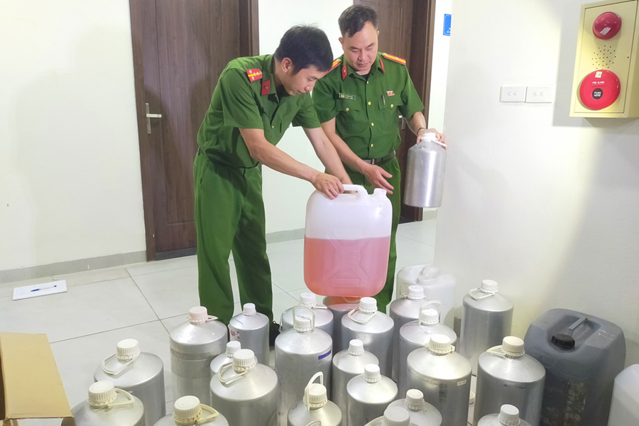 Triệt ph&aacute; đường d&acirc;y sản xuất, bu&ocirc;n b&aacute;n nước hoa giả thương hiệu nổi tiếng - Ảnh 1.
