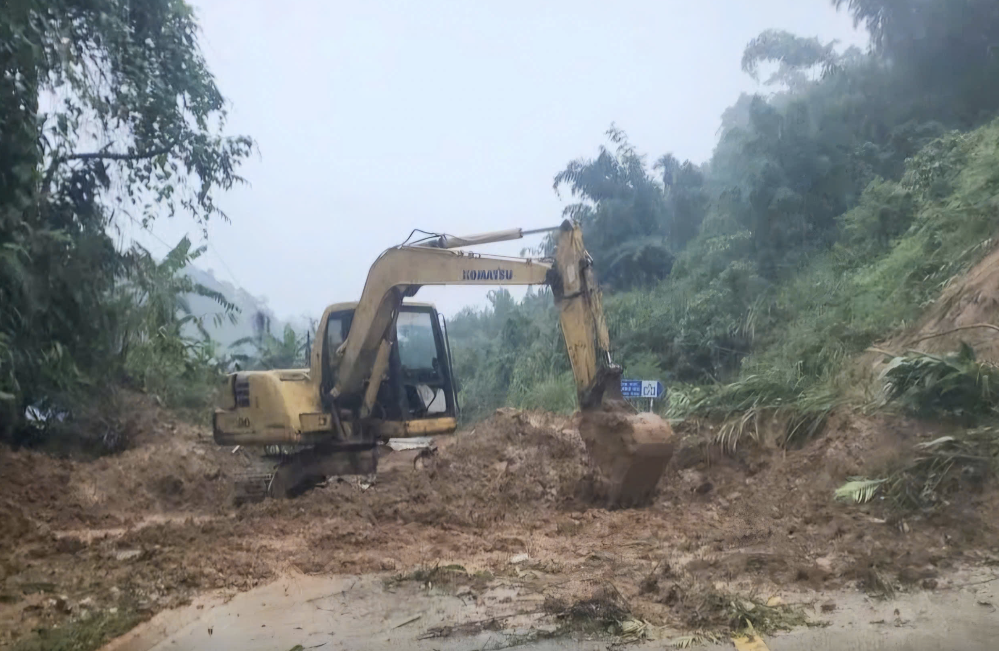 Khắc phục xong hư hỏng hạ tầng giao thông do thiên tai trên đường Trường Sơn Đông - Ảnh 1.