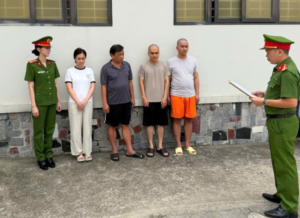 Vụ bu&ocirc;n lậu kim cương xuy&ecirc;n quốc gia: Khởi tố th&ecirc;m 4 đối tượng - Ảnh 1.