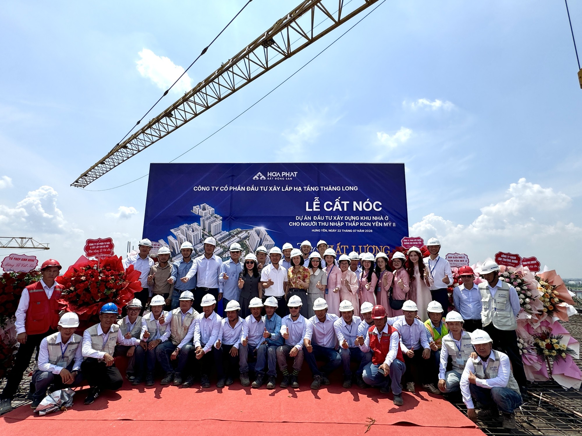 Tập đo&agrave;n H&ograve;a Ph&aacute;t tổ chức lễ cất n&oacute;c c&ocirc;ng tr&igrave;nh hơn 800 căn hộ nh&agrave; ở x&atilde; hội KCN Y&ecirc;n Mỹ II - Ảnh 1.