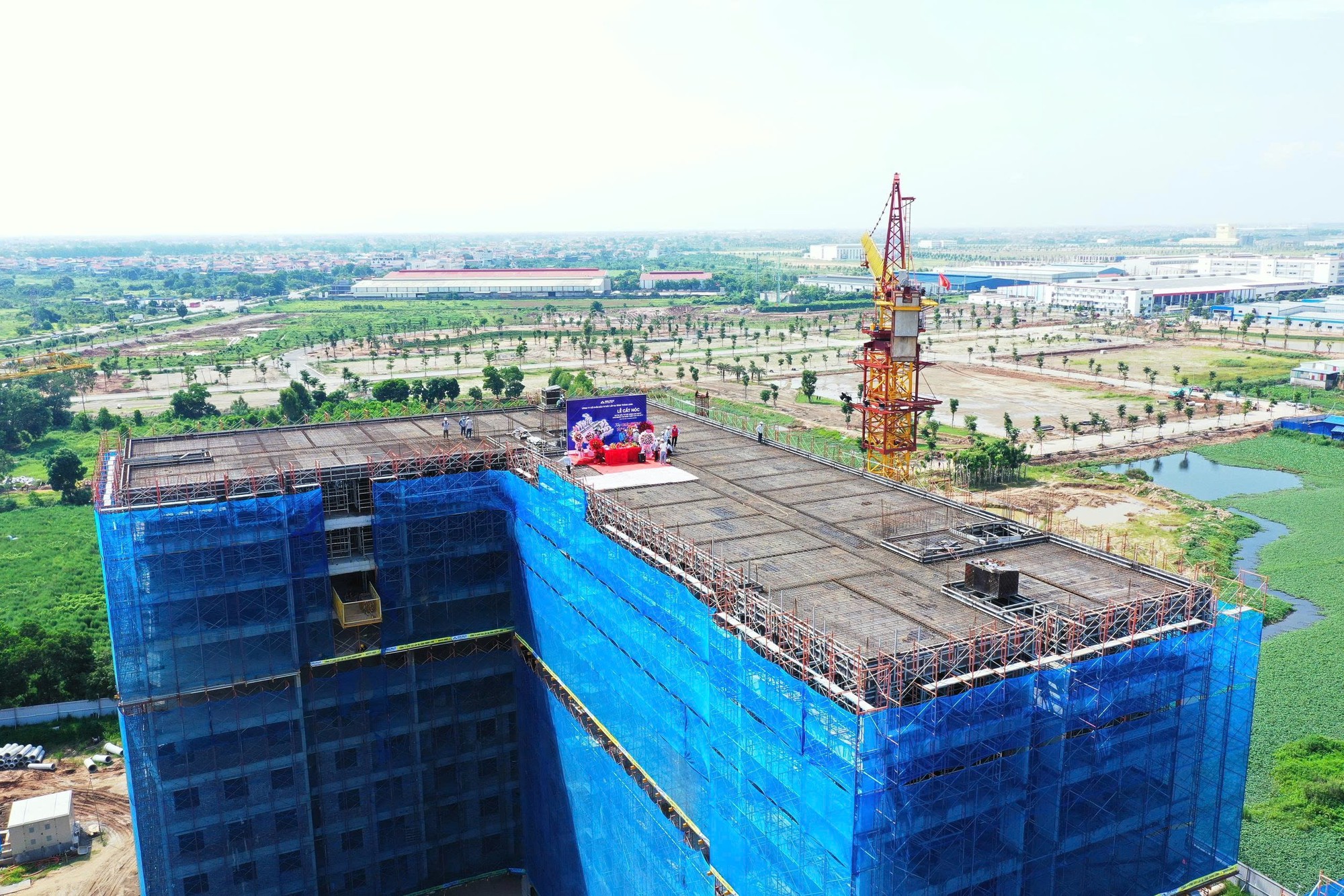 Tập đo&agrave;n H&ograve;a Ph&aacute;t tổ chức lễ cất n&oacute;c c&ocirc;ng tr&igrave;nh hơn 800 căn hộ nh&agrave; ở x&atilde; hội KCN Y&ecirc;n Mỹ II - Ảnh 2.