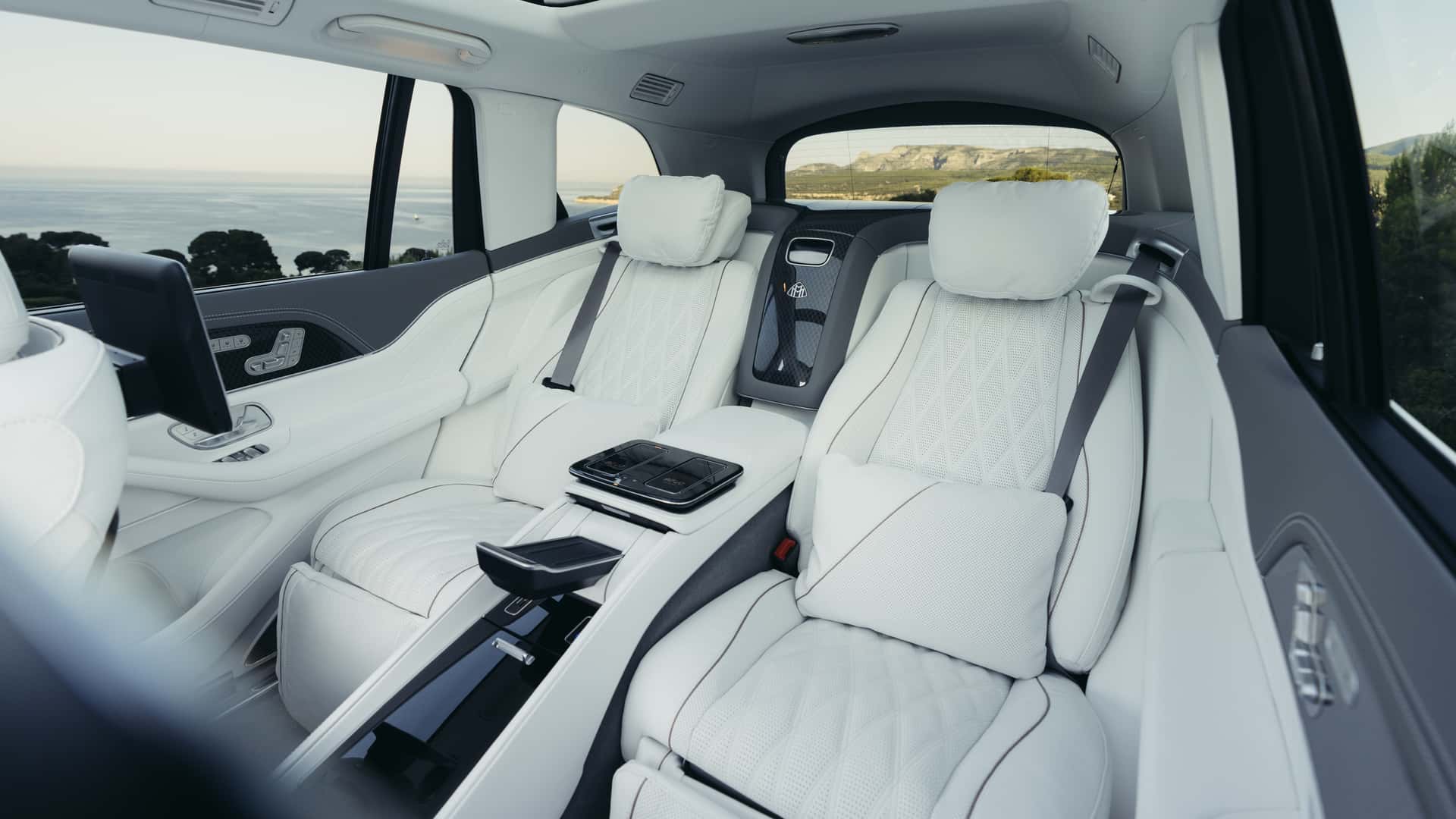 Mercedes-Maybach GLS 2027 lần đầu c&oacute; logo ph&aacute;t s&aacute;ng - Ảnh 6.