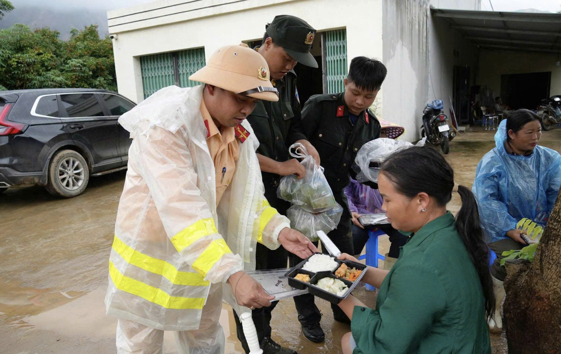 Những bóng áo vàng nơi rốn lũ Mường Than - Ảnh 1.