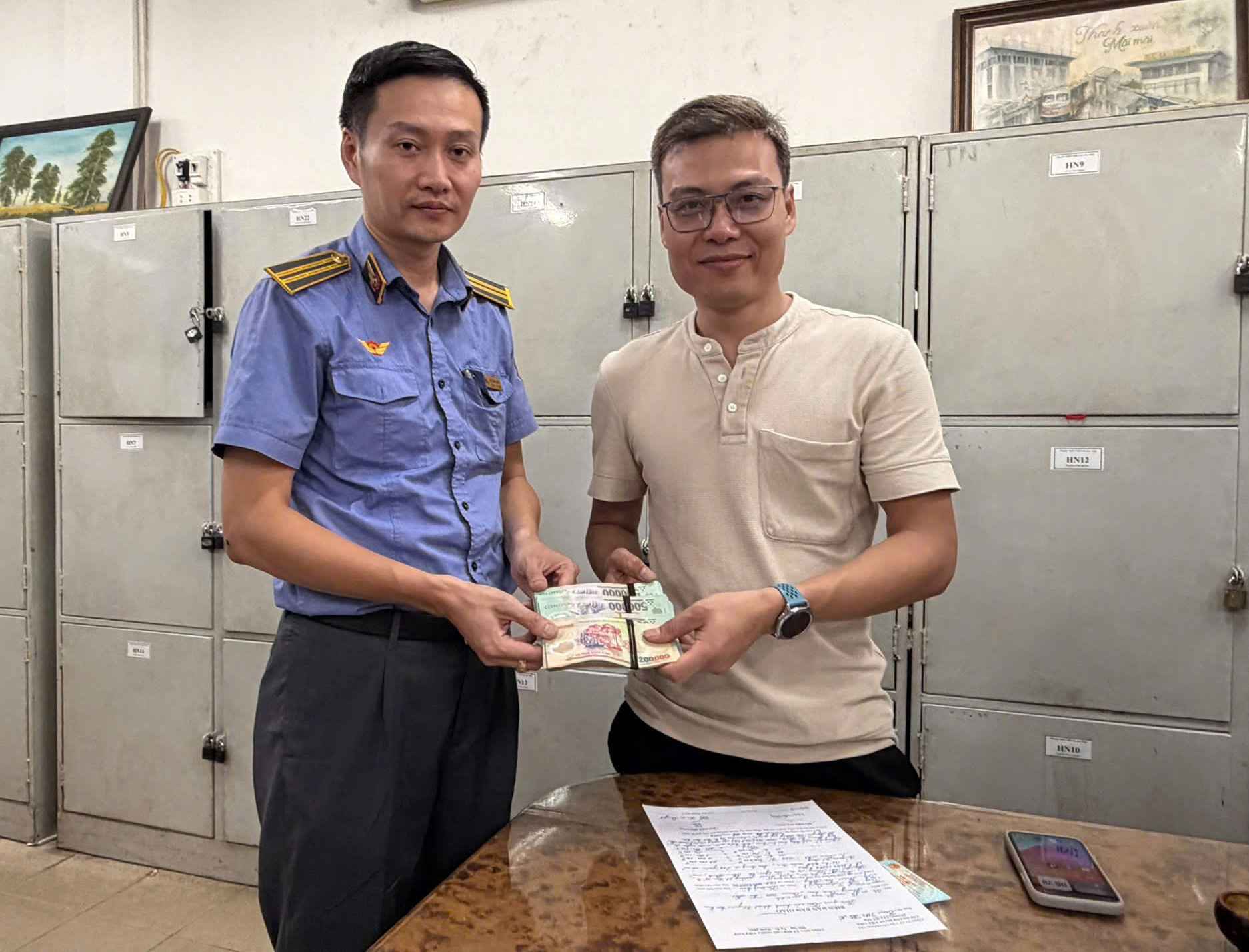 Nữ h&agrave;nh kh&aacute;ch vui mừng nhận lại hơn 120 triệu đồng bỏ qu&ecirc;n tr&ecirc;n t&agrave;u - Ảnh 1.