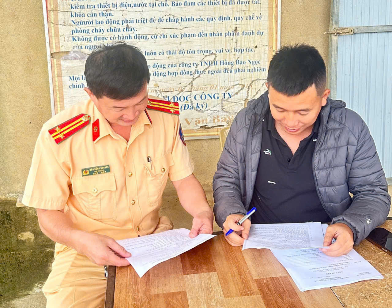 Nghệ An: Tuần tra, kiểm soát, kết hợp tuyên truyền Luật Giao thông đường thủy nội địa - Ảnh 4.