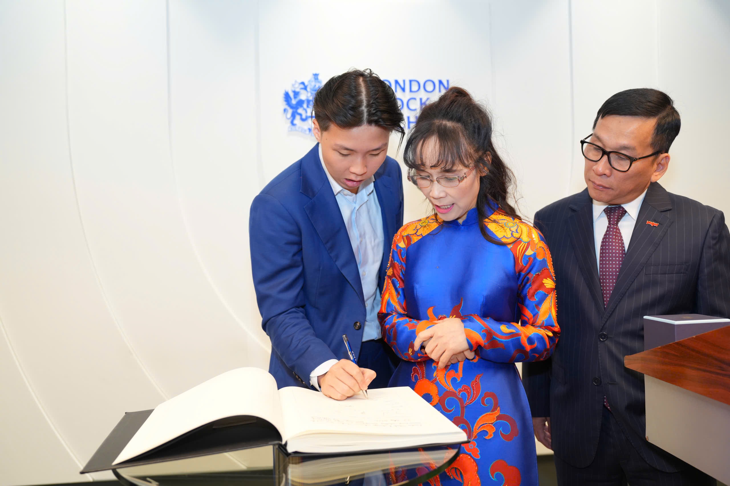 Tiến sĩ Nguyễn Thị Phương Thảo bấm n&uacute;t khai phi&ecirc;n S&agrave;n giao dịch Chứng kho&aacute;n Lu&acirc;n Đ&ocirc;n - Ảnh 9.