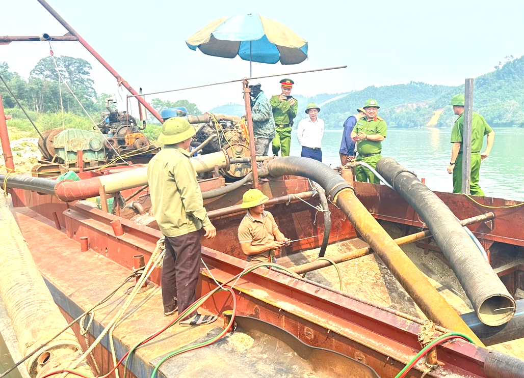 Nghệ An: Tuần tra, kiểm soát, kết hợp tuyên truyền Luật Giao thông đường thủy nội địa - Ảnh 2.